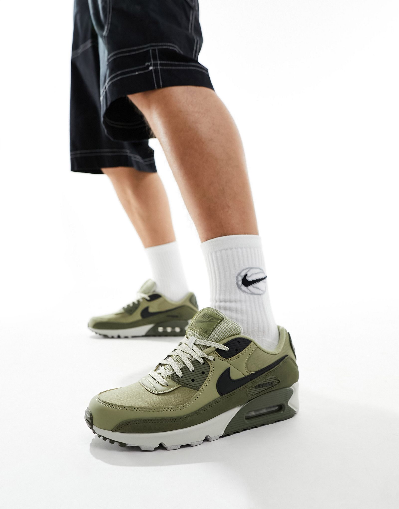 Зеленые мульти-кроссовки Nike Air Max 90 11890₽