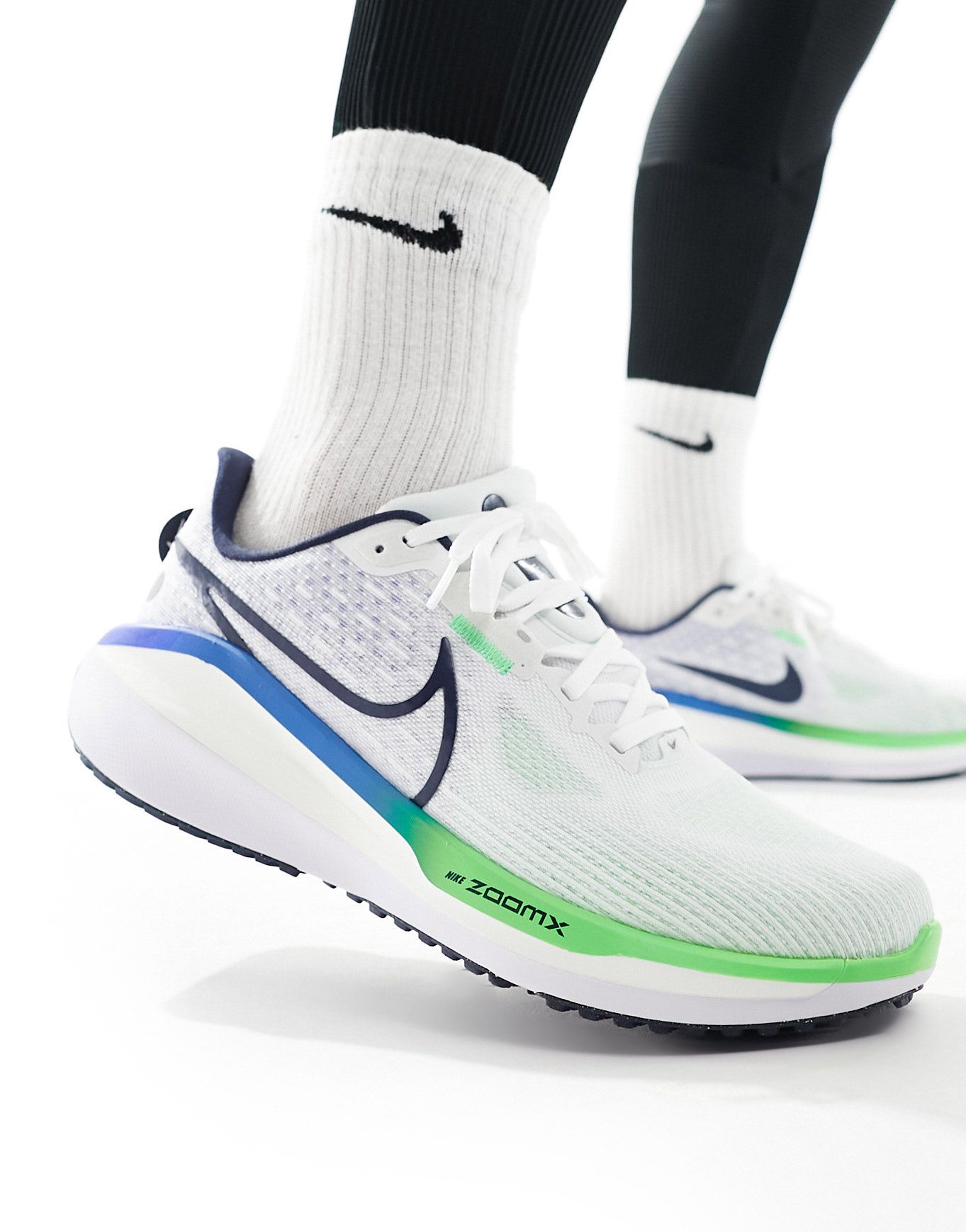 Кроссовки Nike Running Vomero 17 белого синего и зеленого цветов 19290₽