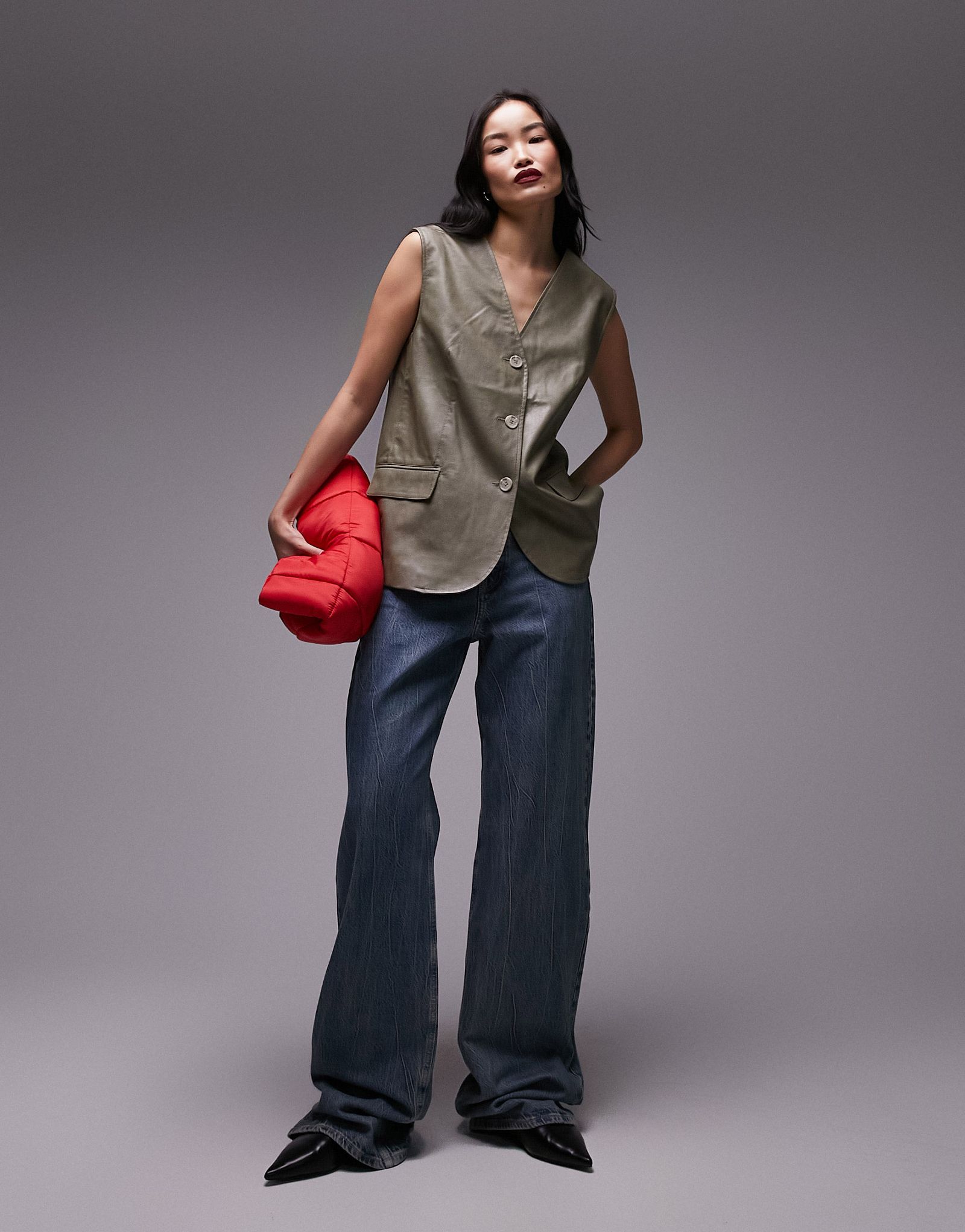 Серый жилет из искусственной кожи Topshop 15590₽