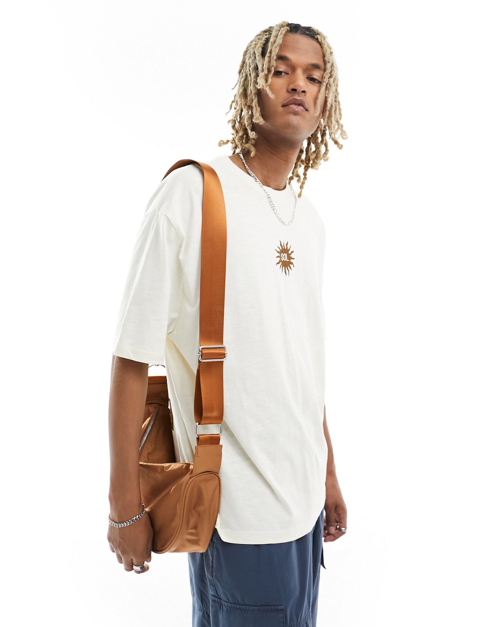 Белая футболка оверсайз с принтом на груди ASOS DESIGN 2790₽