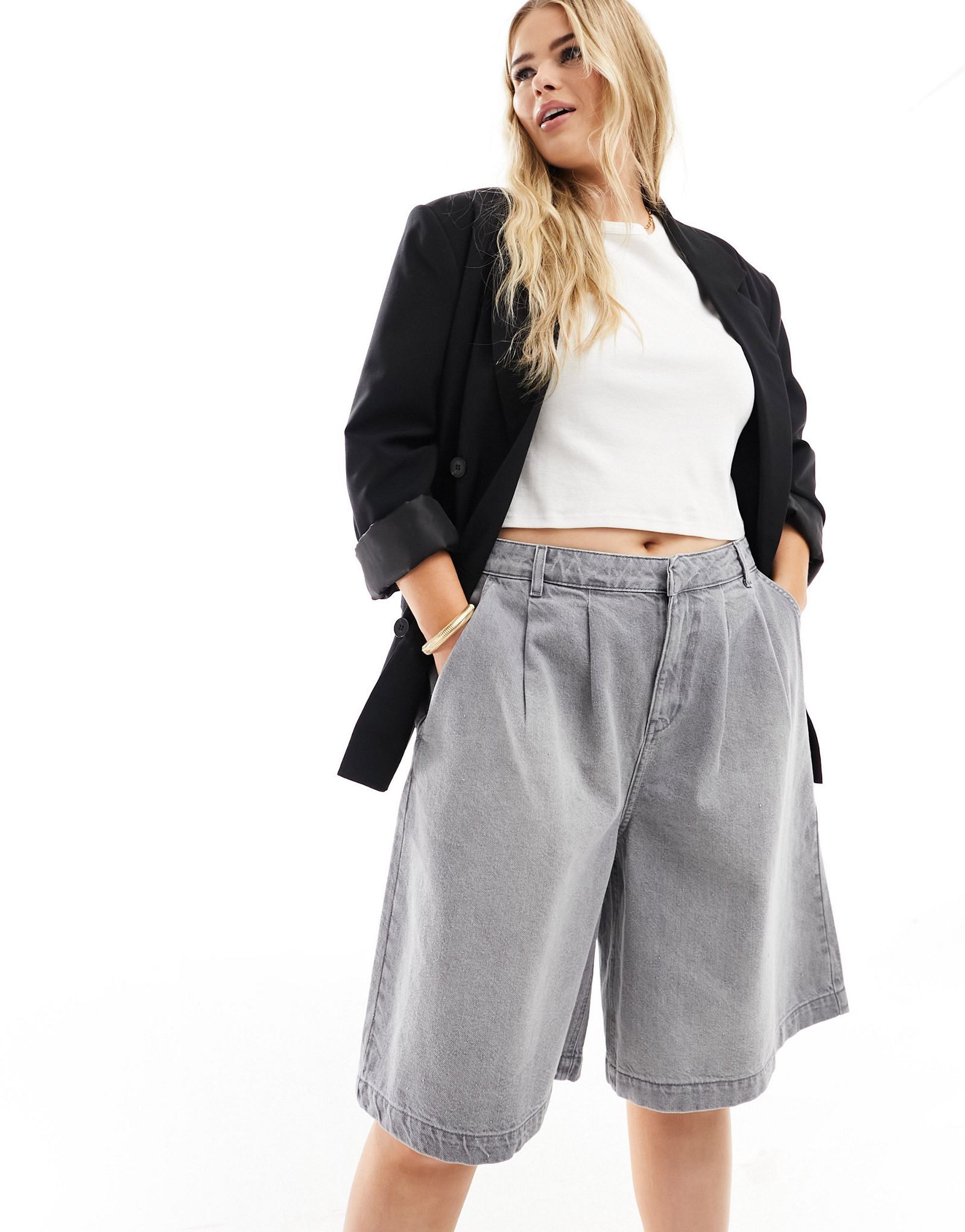 Серые плиссированные джинсовые шорты ASOS DESIGN Curve 9190₽