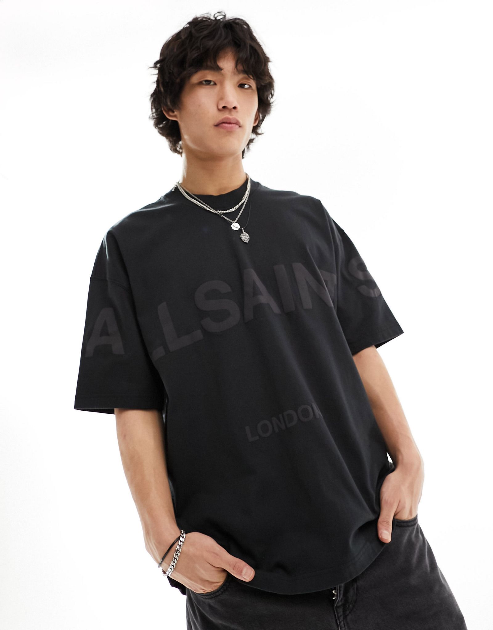 Черная футболка оверсайз с логотипом в тон AllSaints Biggy 17990₽