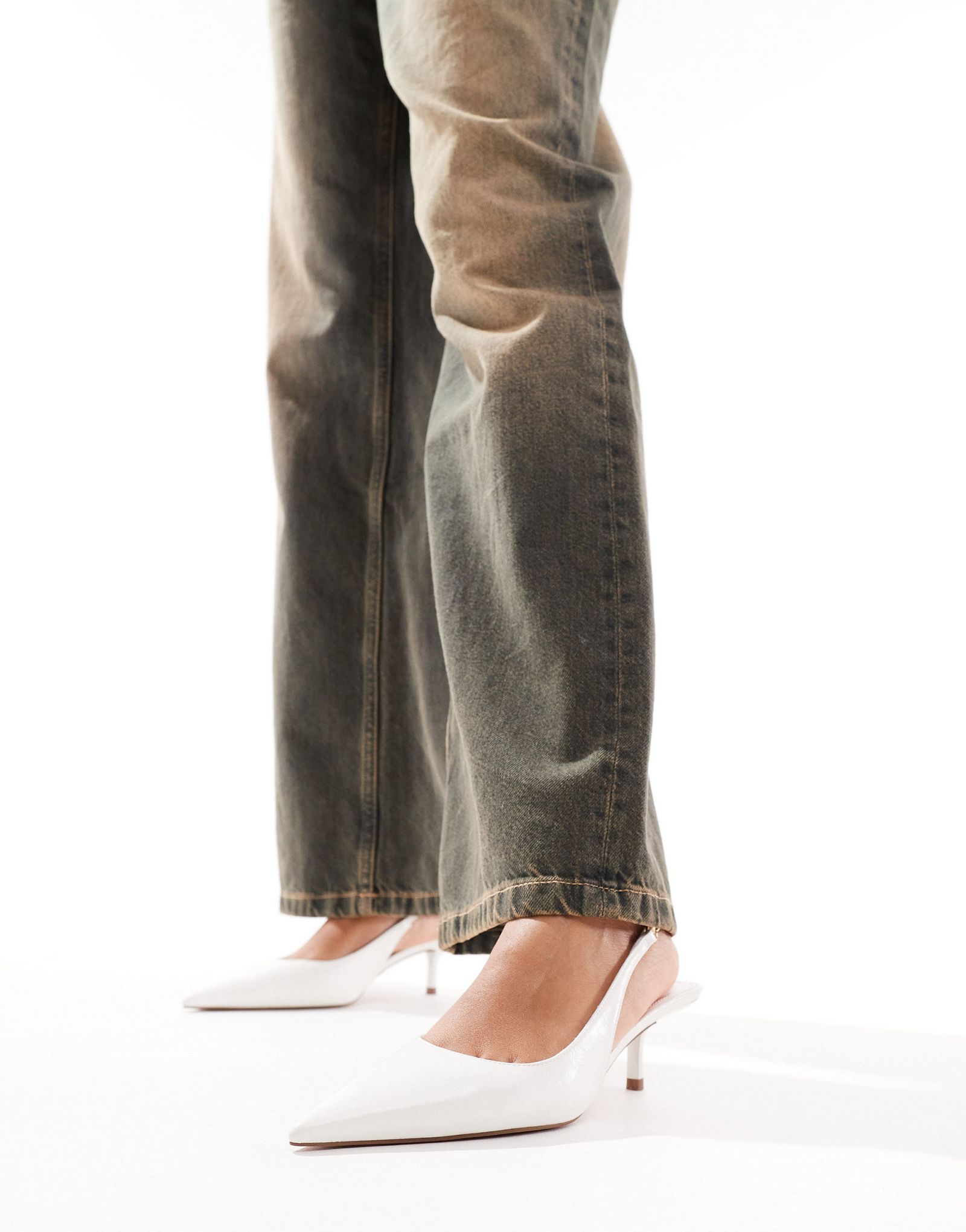 Белые туфли на каблуке с цепочкой ASOS DESIGN Sharp 5590₽