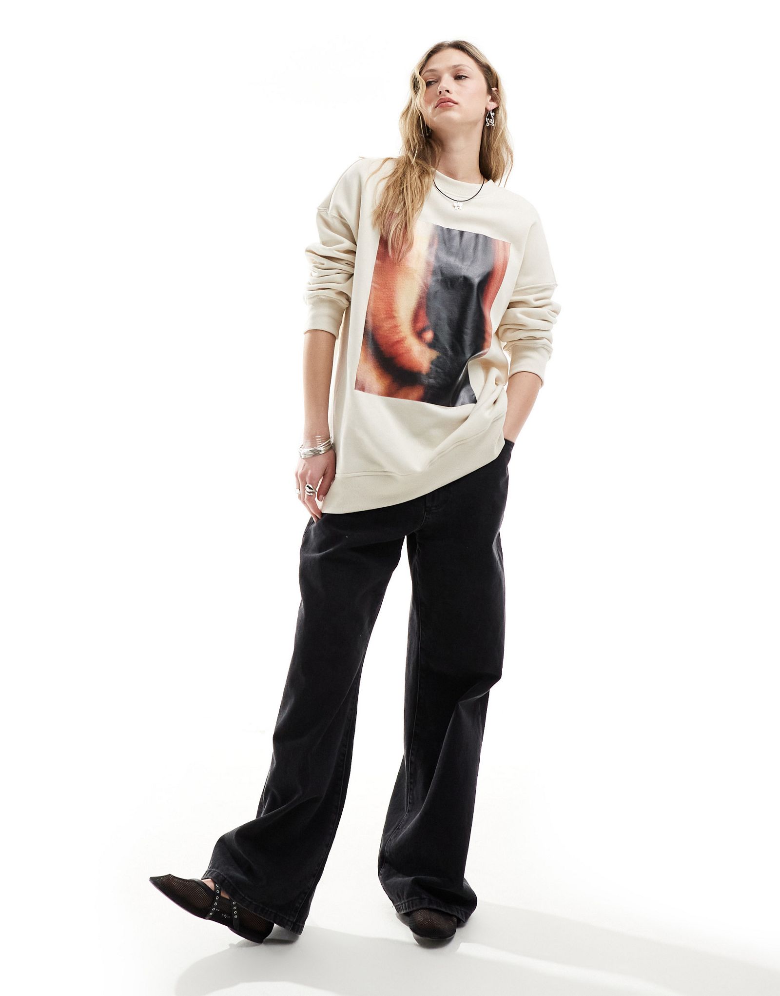 Бежевый оверсайз-свитер с длинными рукавами и принтом спереди Monki 5490₽