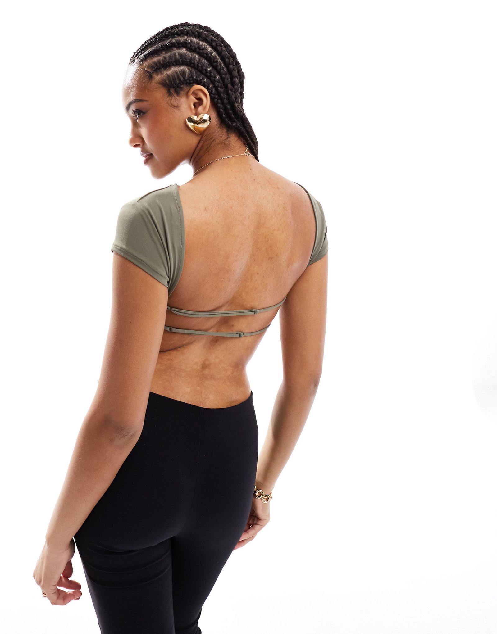 Футболка цвета хаки с открытой спиной и полиамидом Pull-Bear 2290₽