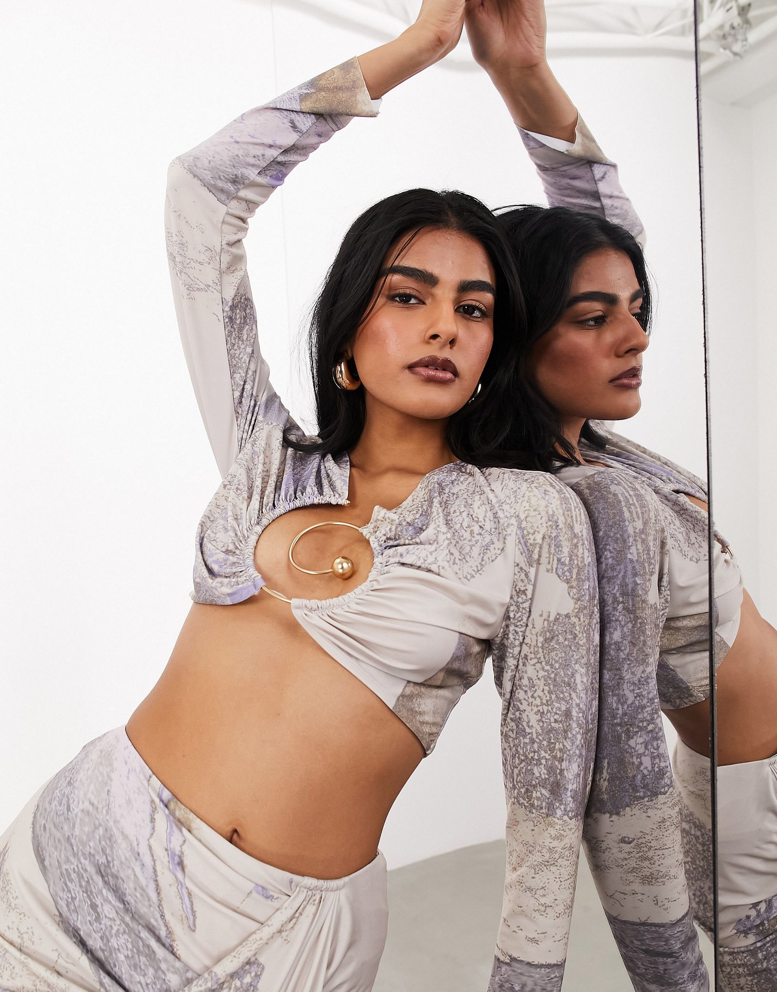 Топ со сборками и длинными рукавами ASOS EDITION с абстрактным принтом и спиральной отделкой 4490₽