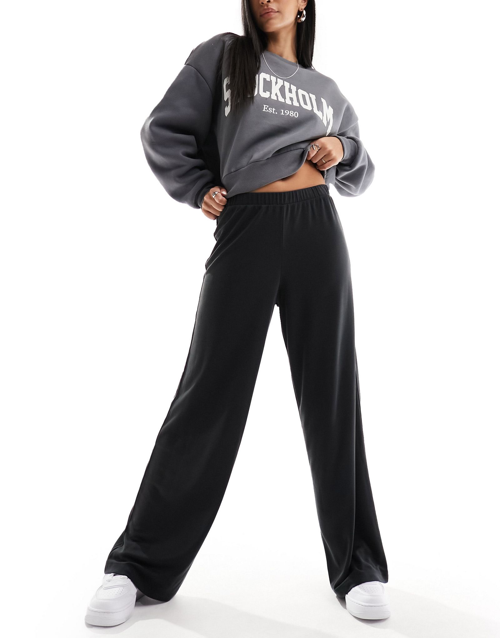 Черные повседневные мягкие брюки прямого кроя Monki 3190₽