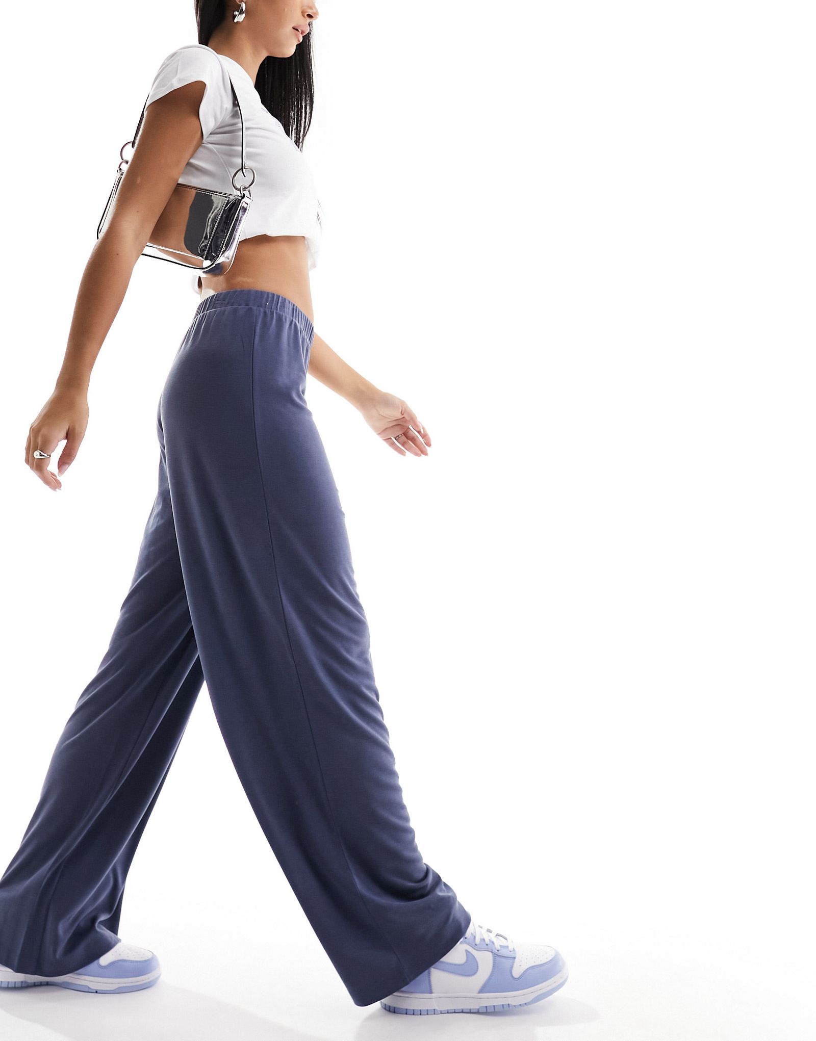 Темно-синие повседневные мягкие брюки прямого кроя Monki 2690₽