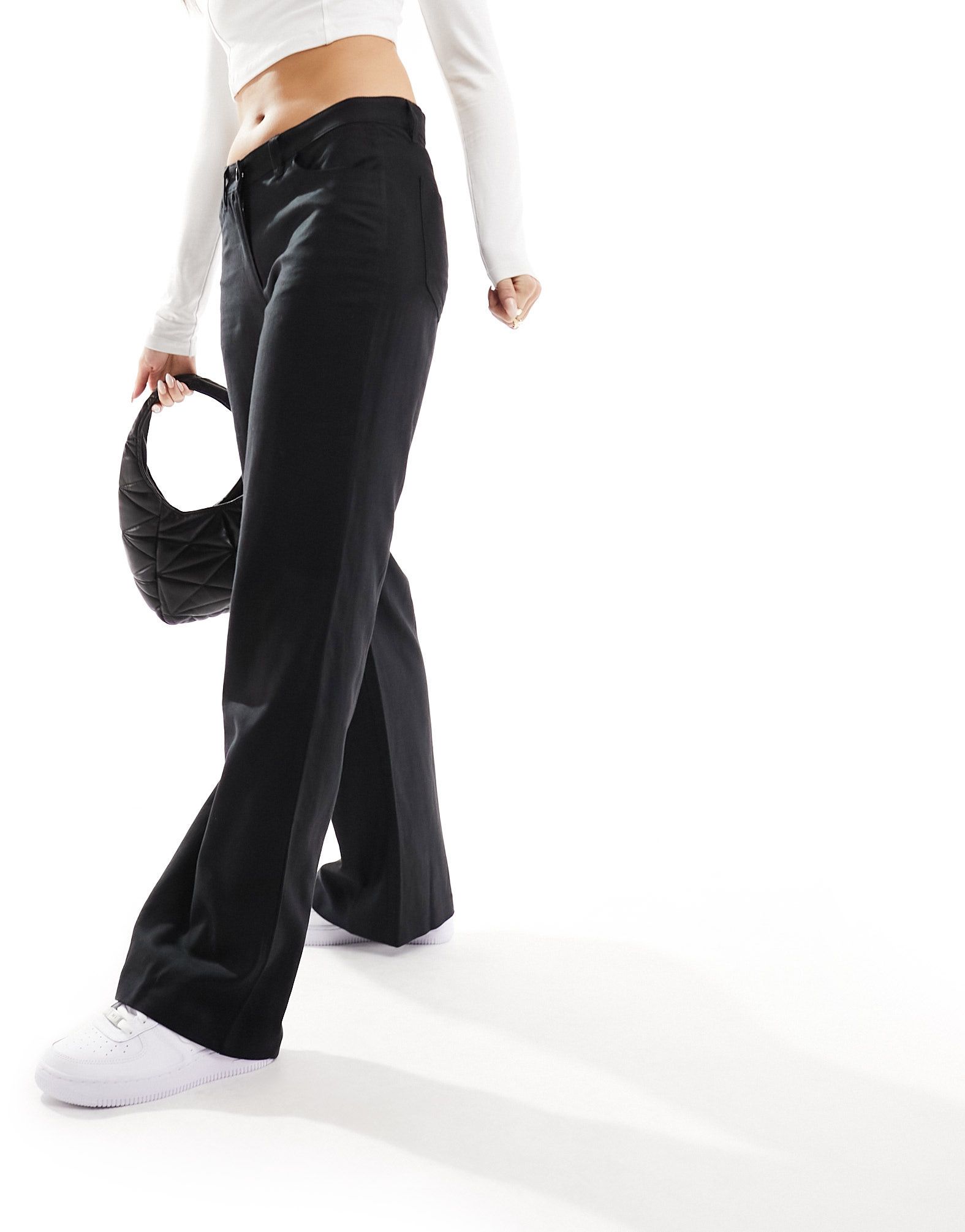 Черные льняные брюки Weekday Tiana 4090₽