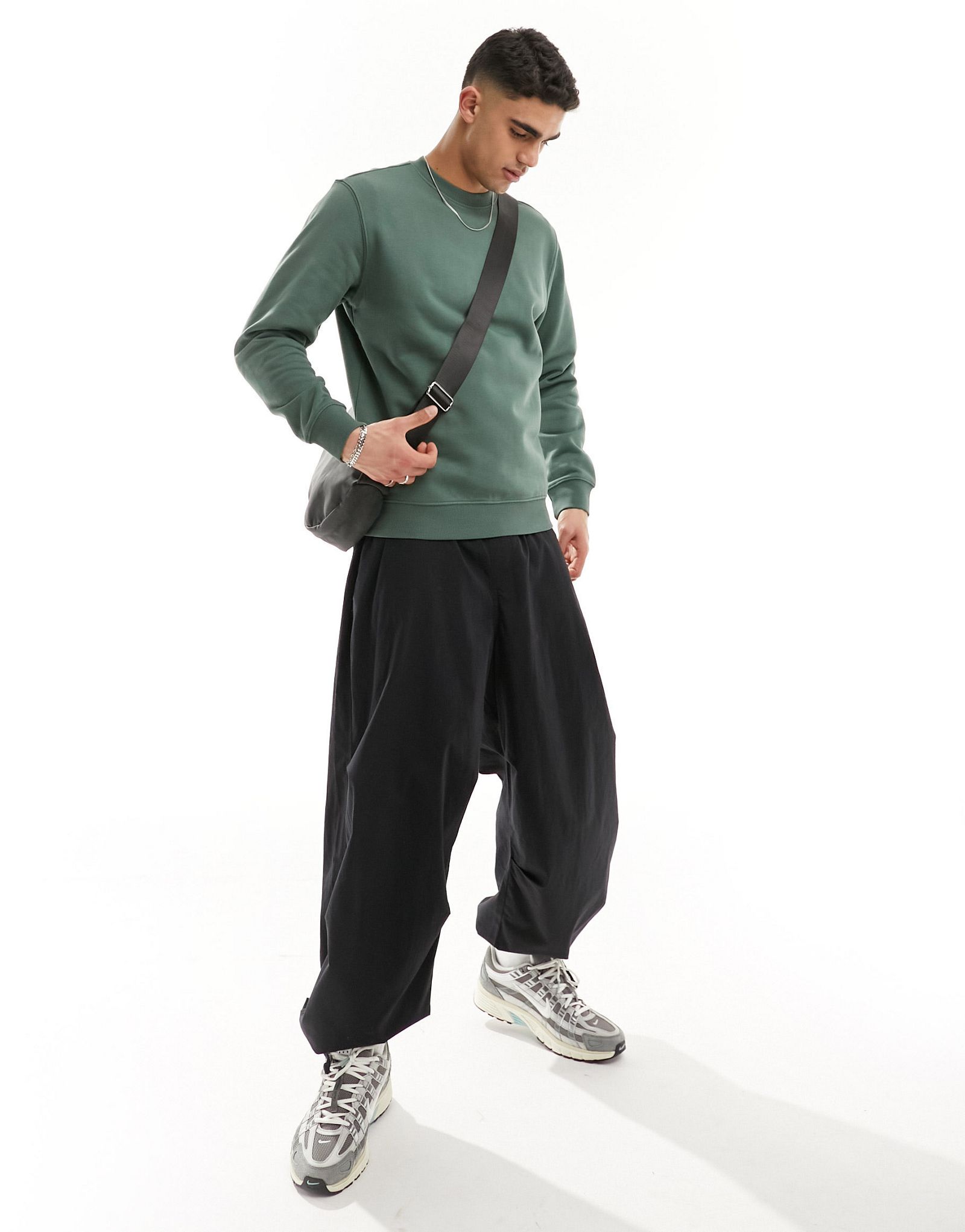 Толстовка Weekday бутылочно-зеленого цвета 3690₽