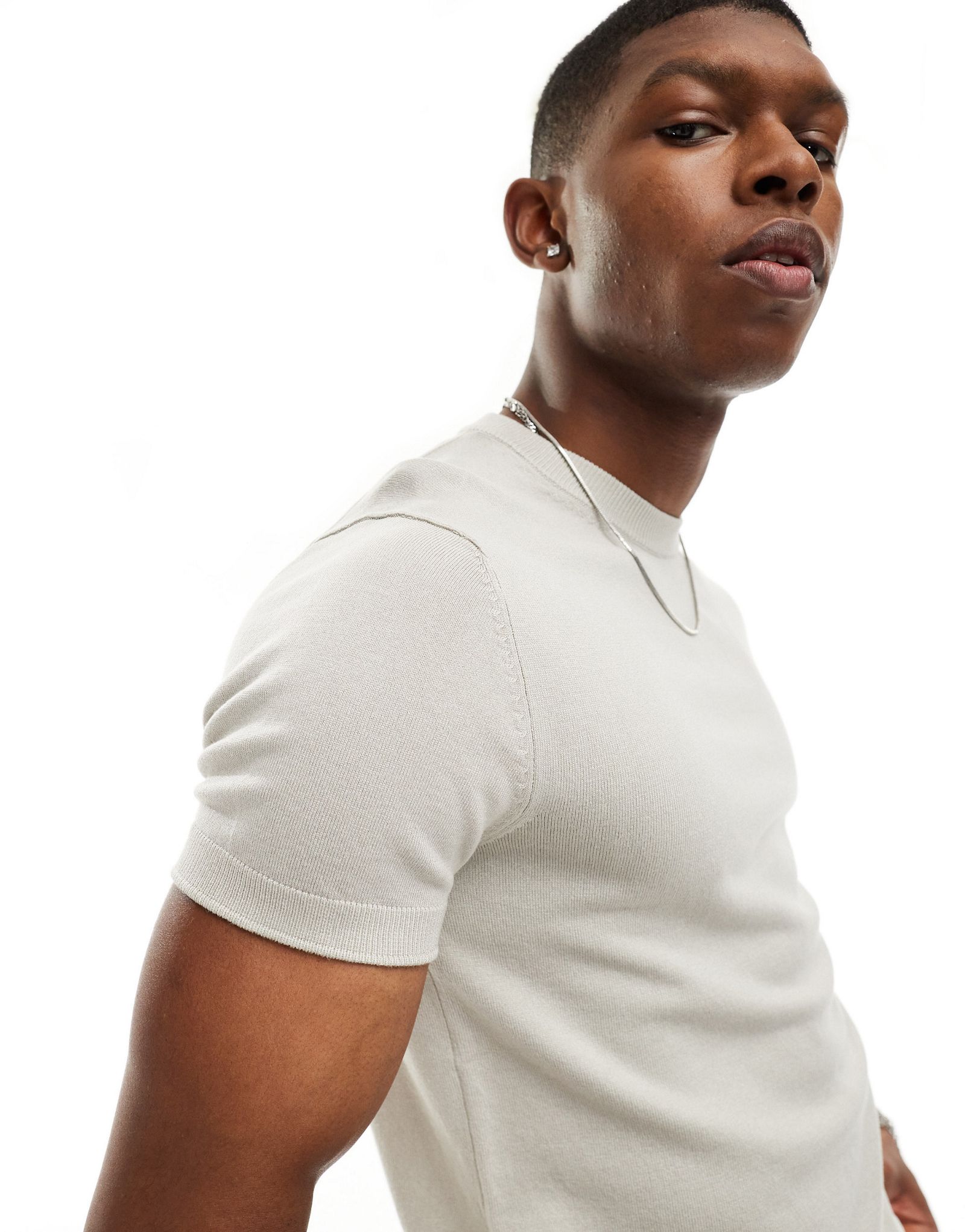 Серая трикотажная футболка мускулистого кроя Pull-Bear 5290₽