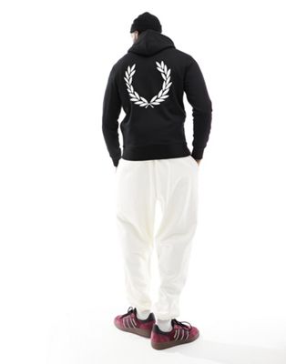 Черный худи с принтом на спине и лавровым венком Fred Perry