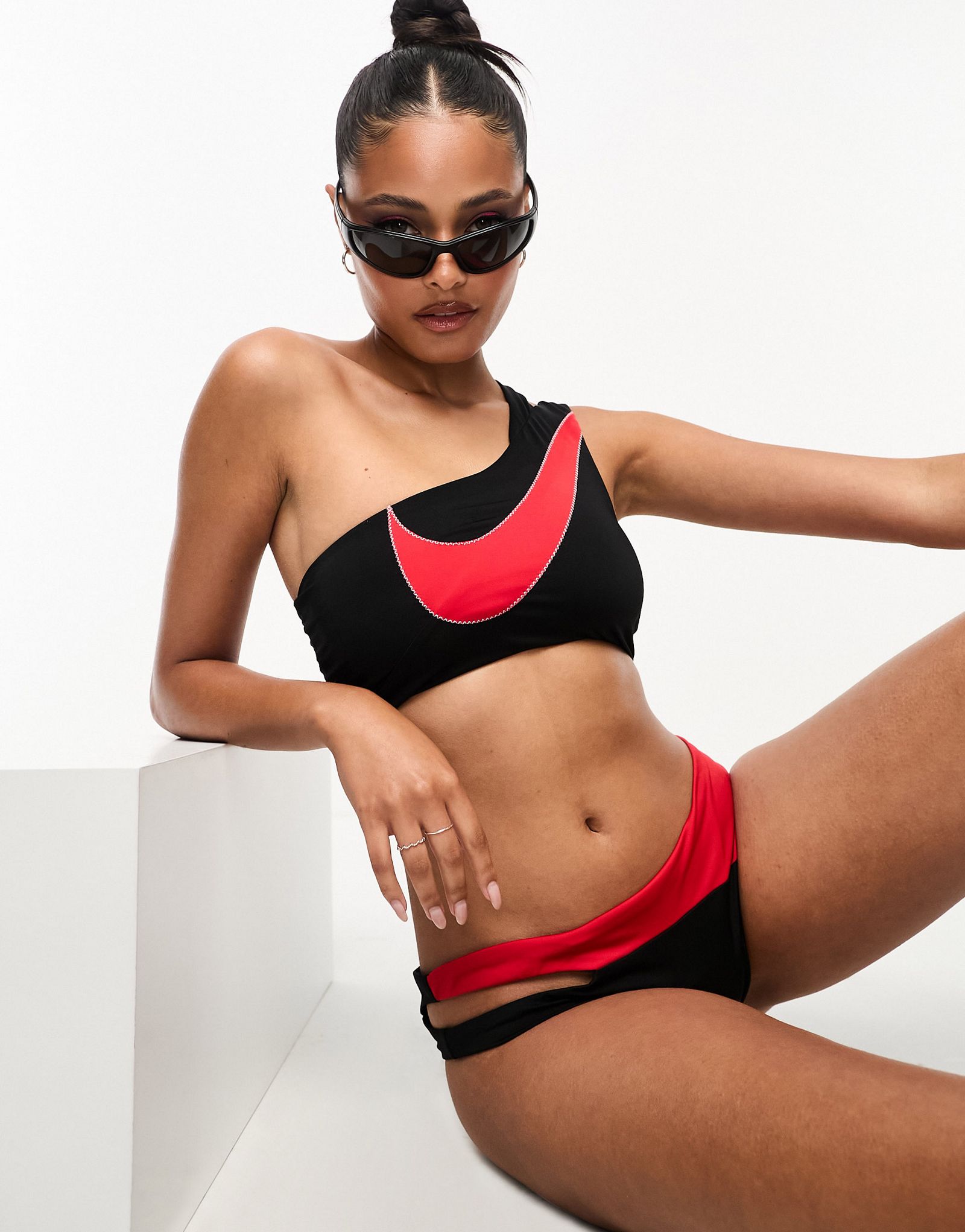 Черно-красный асимметричный купальник бикини Nike Swim Icon Sneakerkini 