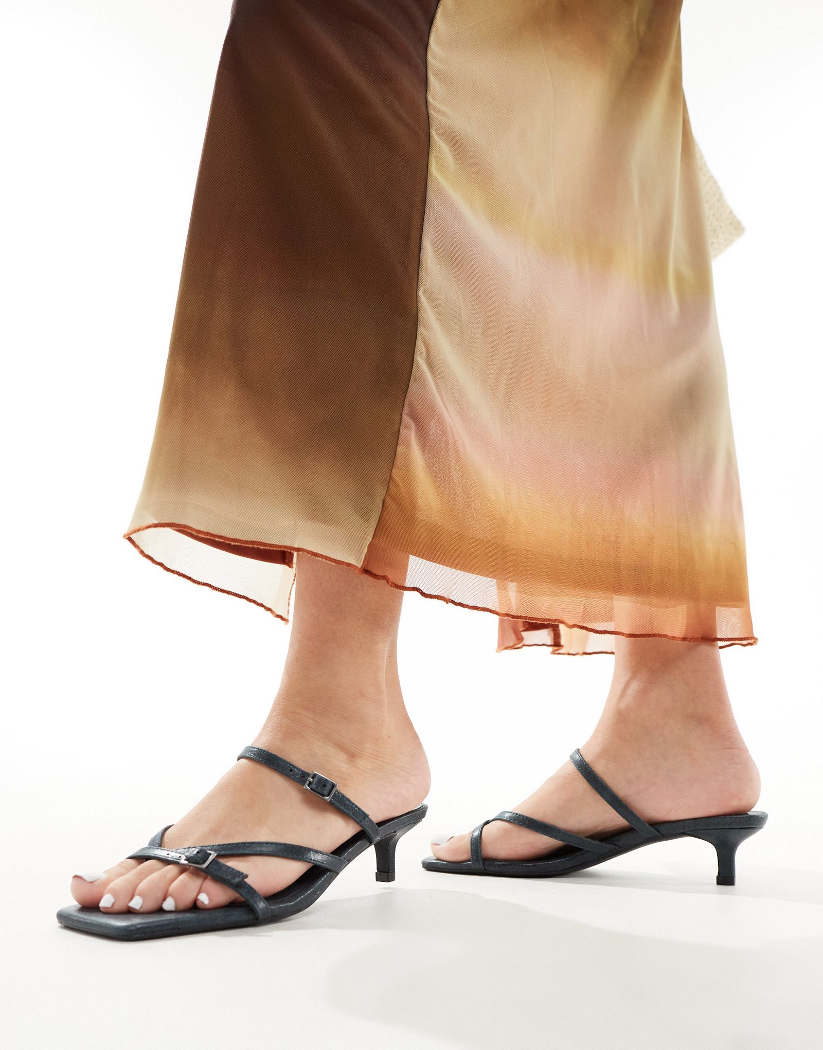 Черные босоножки с открытым носком Pull-Bear 5990₽