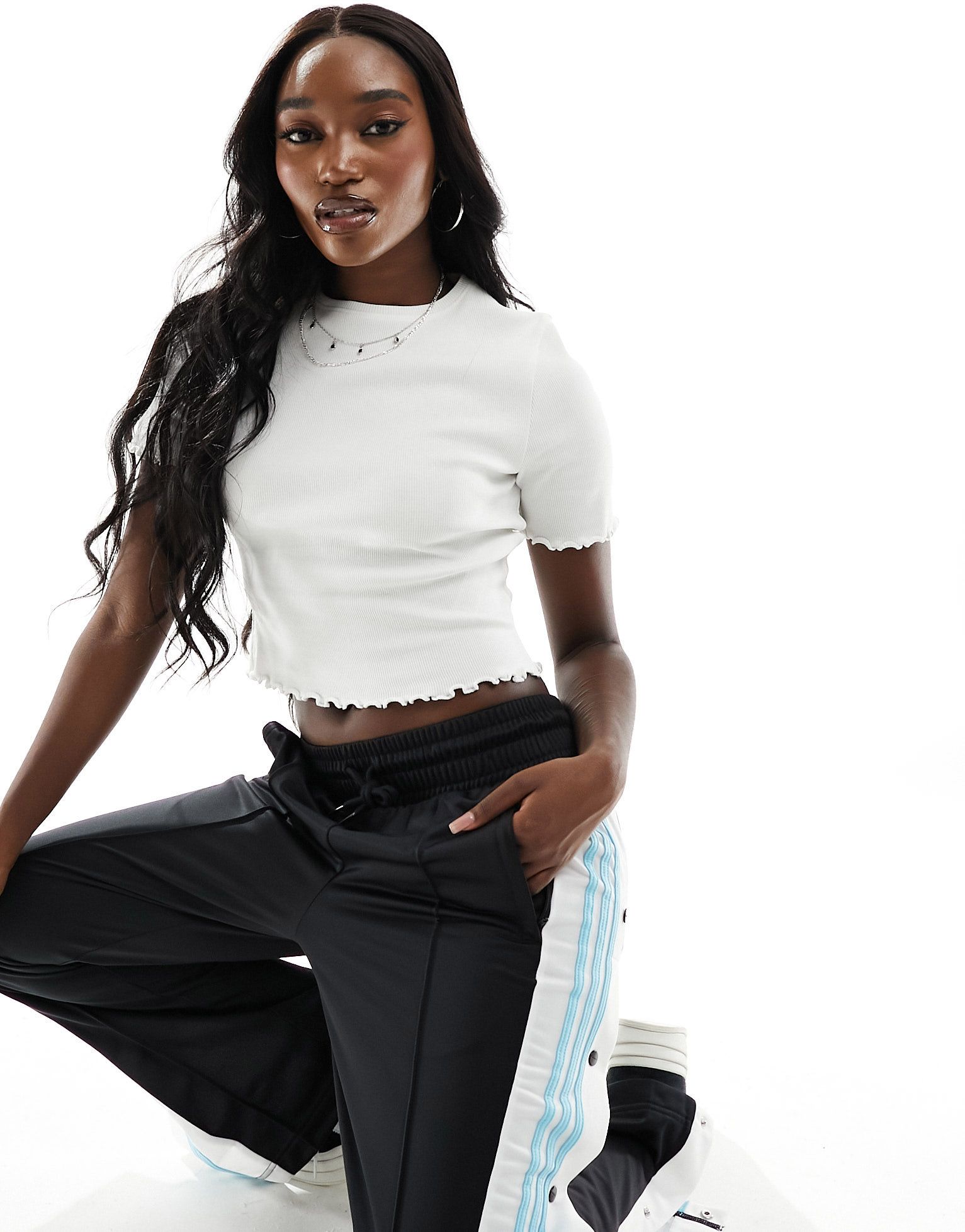 Белая футболка в рубчик COLLUSION 2390₽