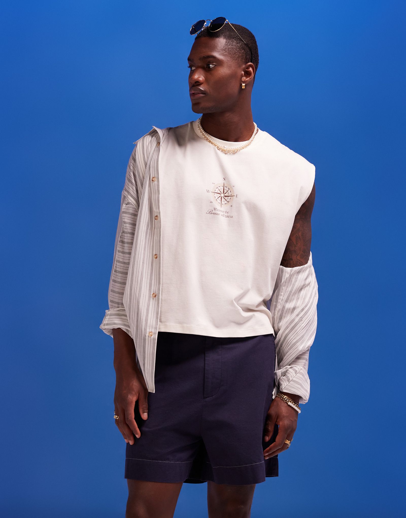 Бежевая укороченная майка оверсайз с принтом в виде компаса на груди ASOS DESIGN 3690₽