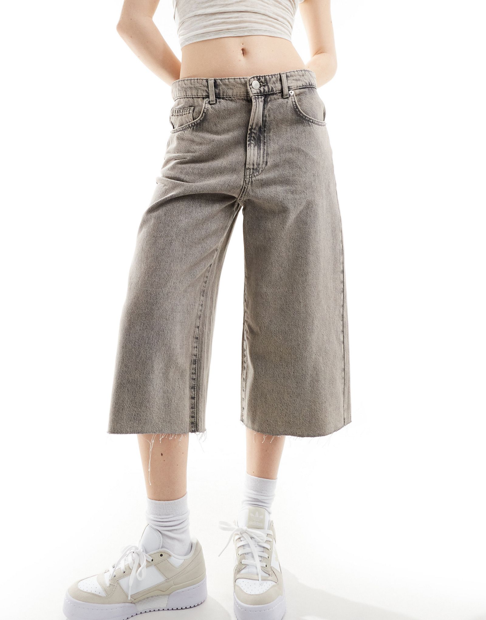 Удлиненные джинсовые шорты с необработанным краем Pull-Bear серого цвета 8190₽