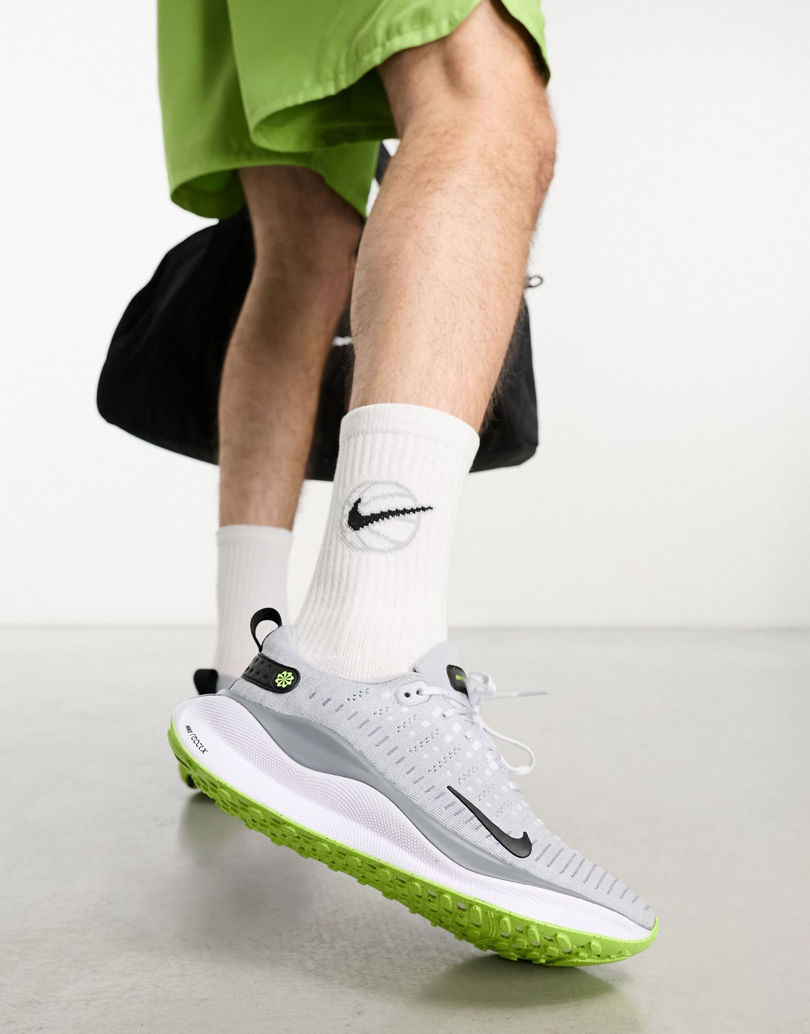 Серо-зеленые кроссовки Nike Running Infinity Run 4 18090₽
