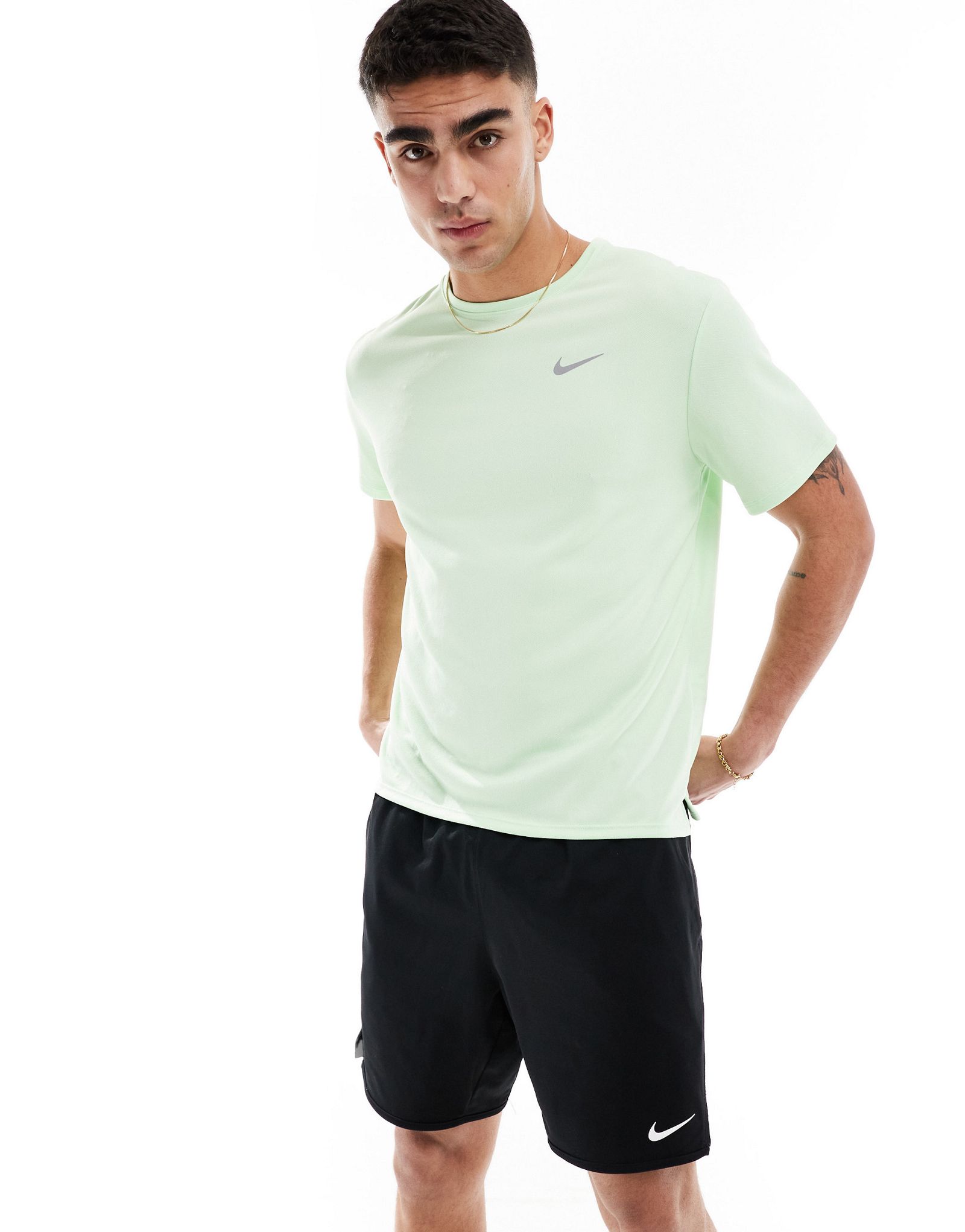 Зеленая футболка Nike Running Dri-FIT Miler