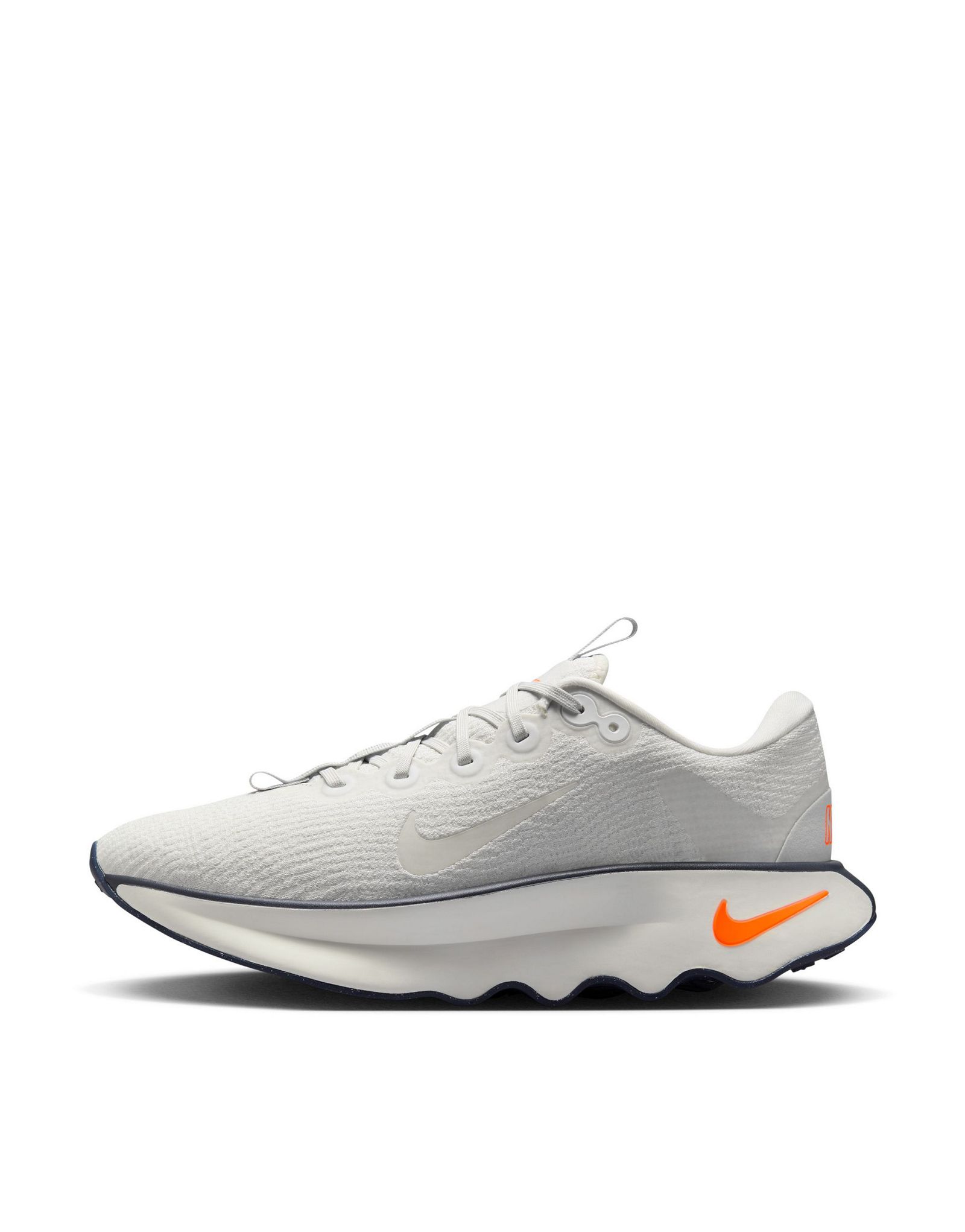 Бело-оранжевые кроссовки Nike Training Motiva 15690₽