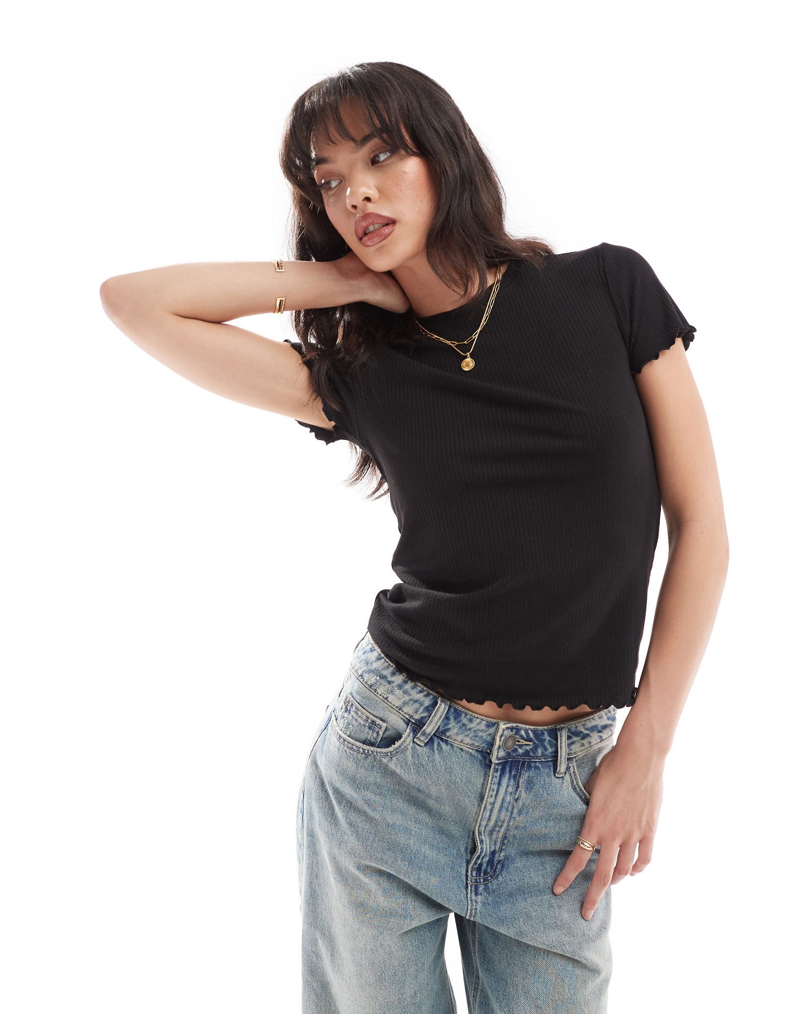 Черная футболка с короткими рукавами и краем салата Pieces 5290₽