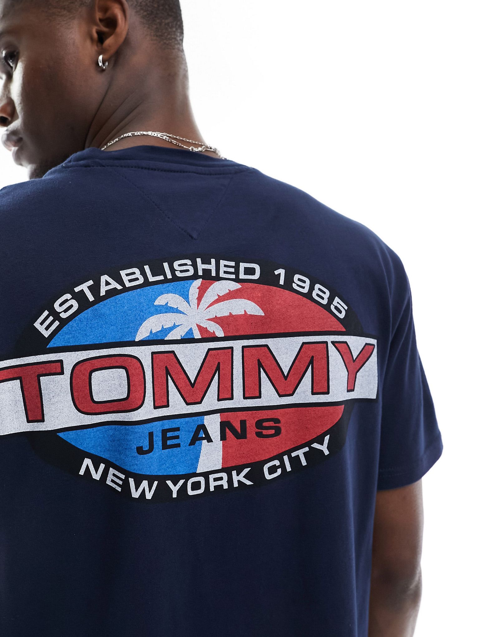 Темно-синяя футболка с изображением пальмы на спине Tommy Jeans