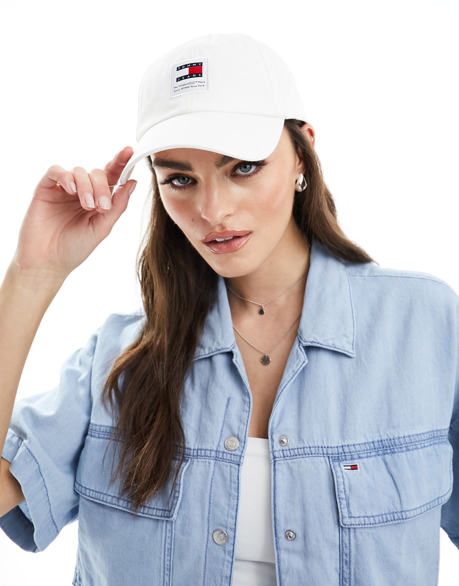 Белая кепка с нашивками в стиле модерн Tommy Jeans