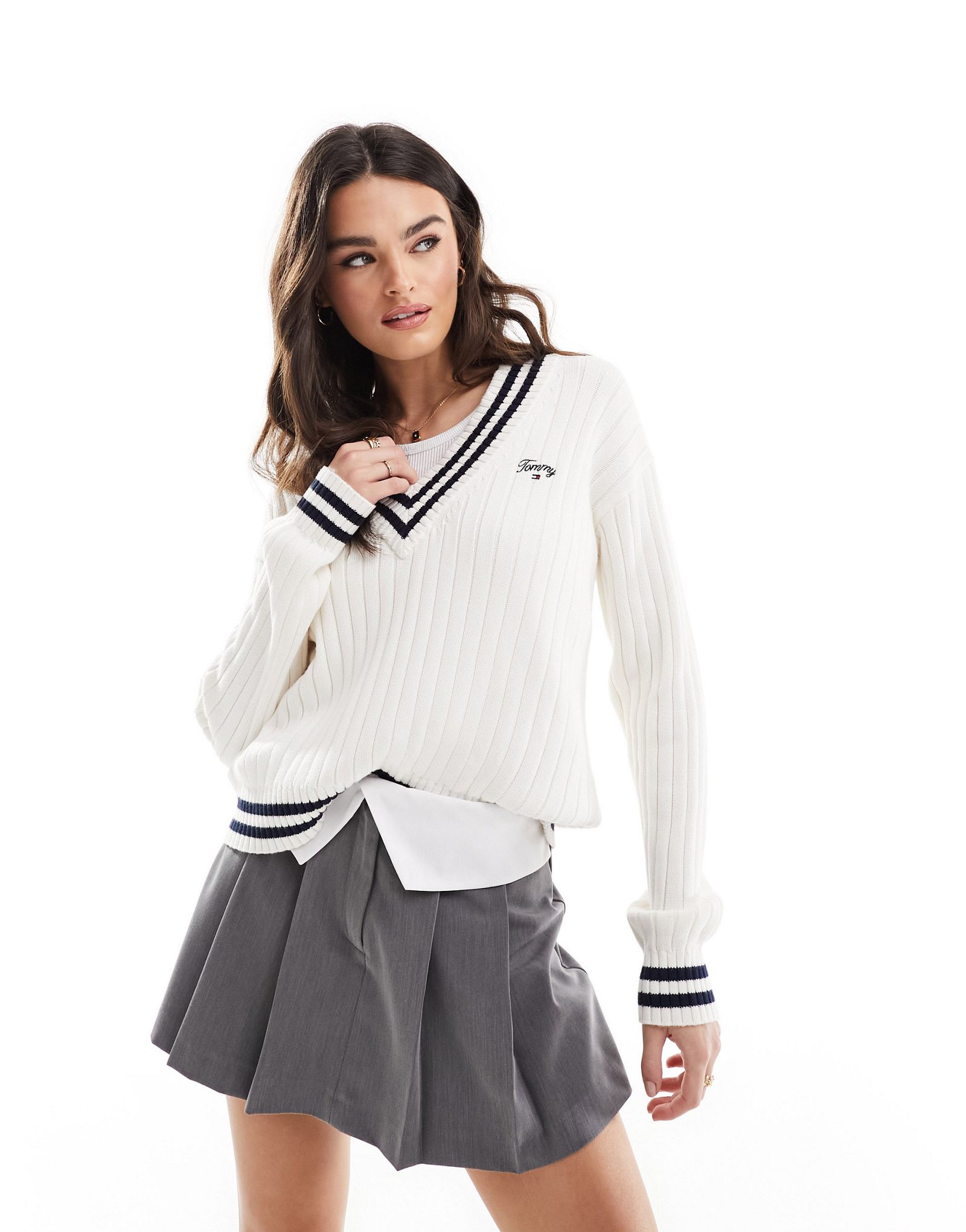 Белый свитер в рубчик с v-образным вырезом и надписью Tommy Jeans 17590₽