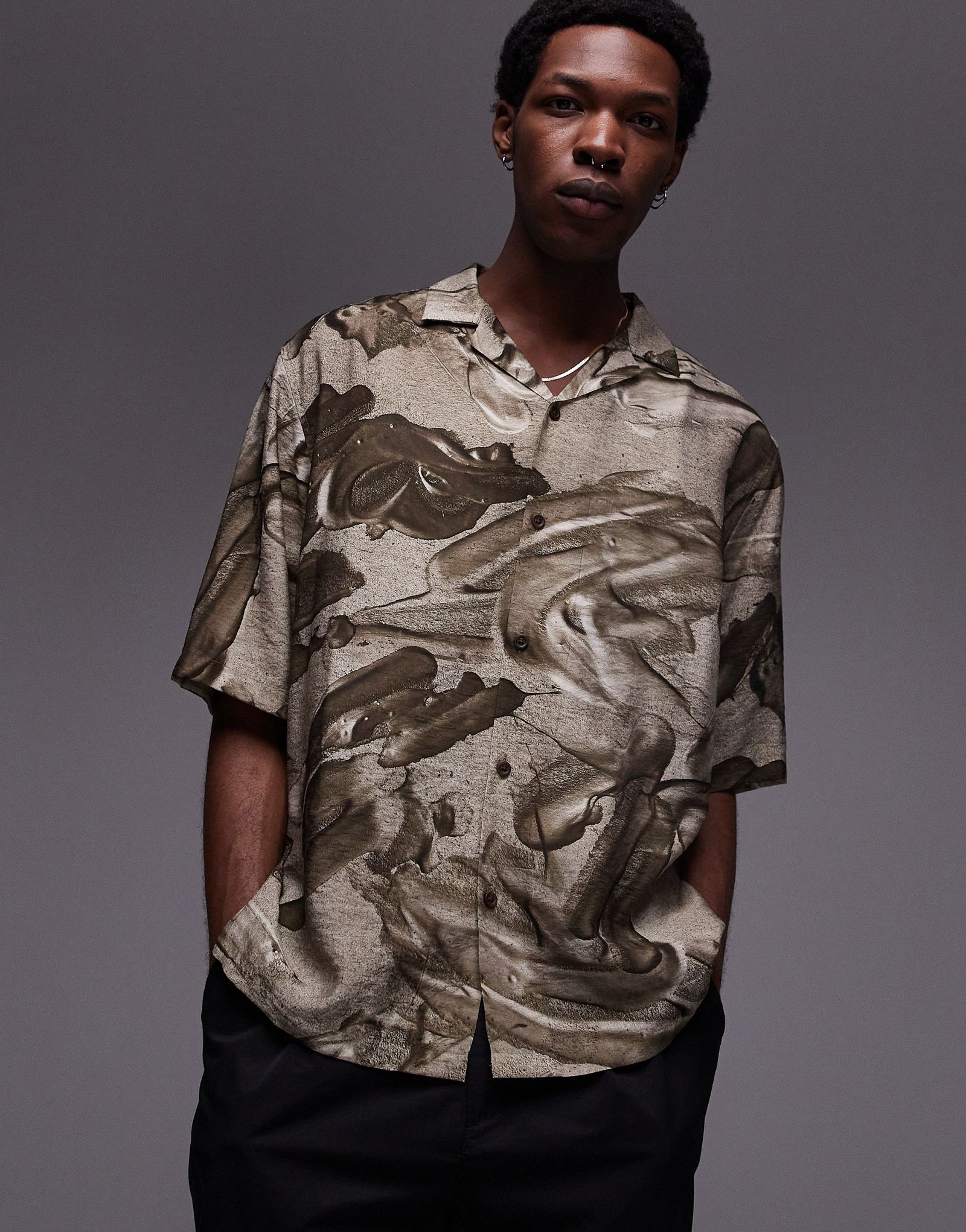 Коричневая свободная рубашка с металлическим принтом с короткими рукавами Topman