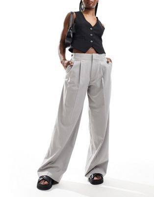 Серые широкие брюки с двойной складкой Pull-Bear 4890₽