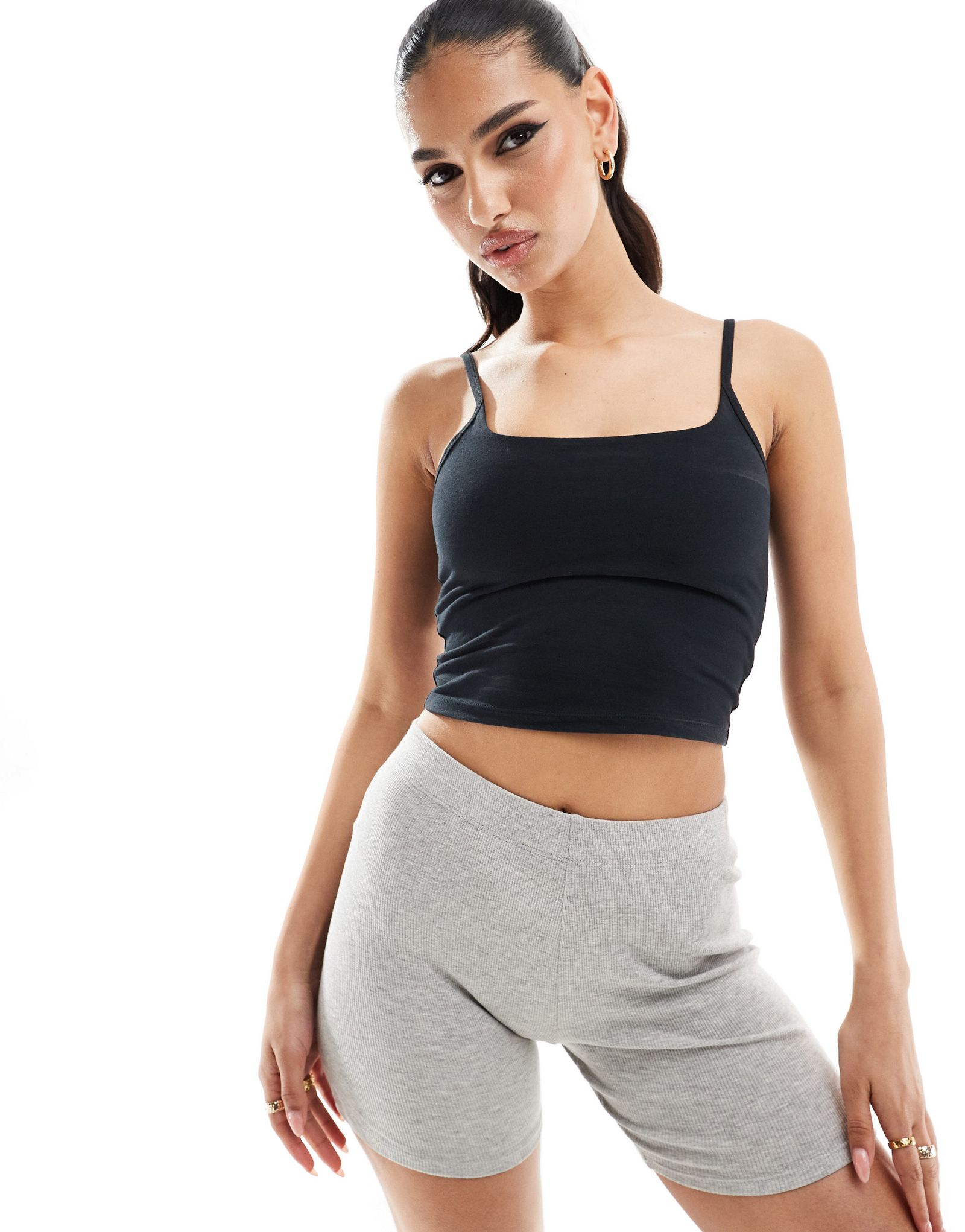 Черная майка с мягкими бретельками и бюстгальтером на внутренней стороне ASOS 4505 3790₽