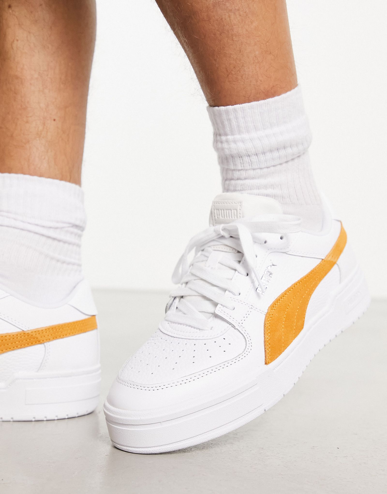 Белые замшевые кроссовки Puma CA Pro с желтыми деталями 12490₽