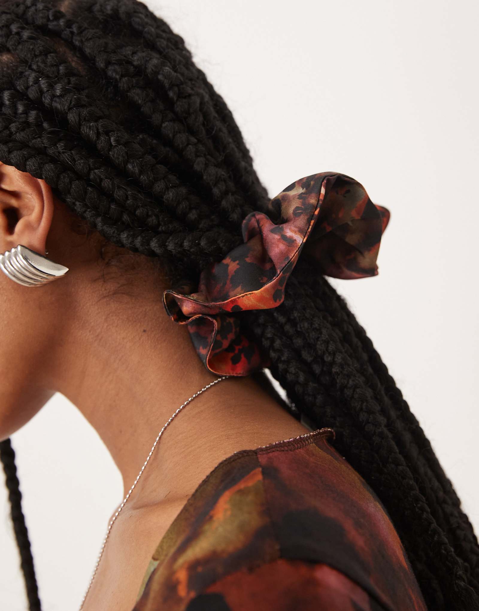 Isabelle Pennington-Edmead scrunchie in tiger shell print 3490₽