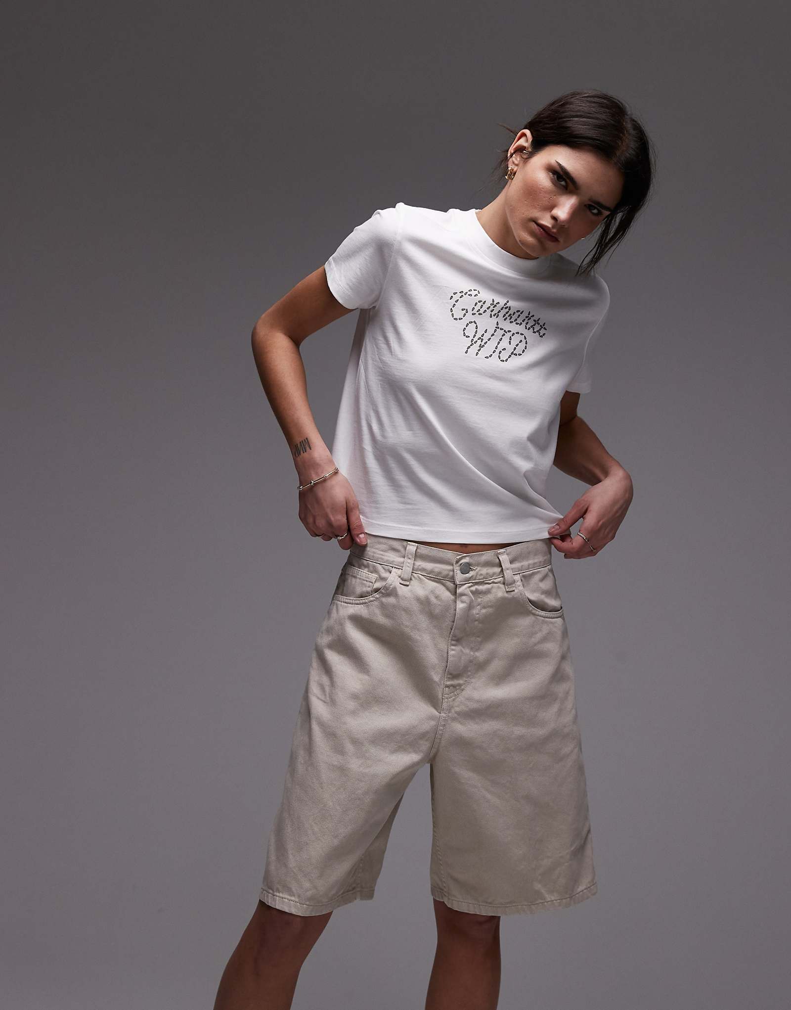 Carhartt WIP Brandon loose fit denim shorts in beige 26090₽