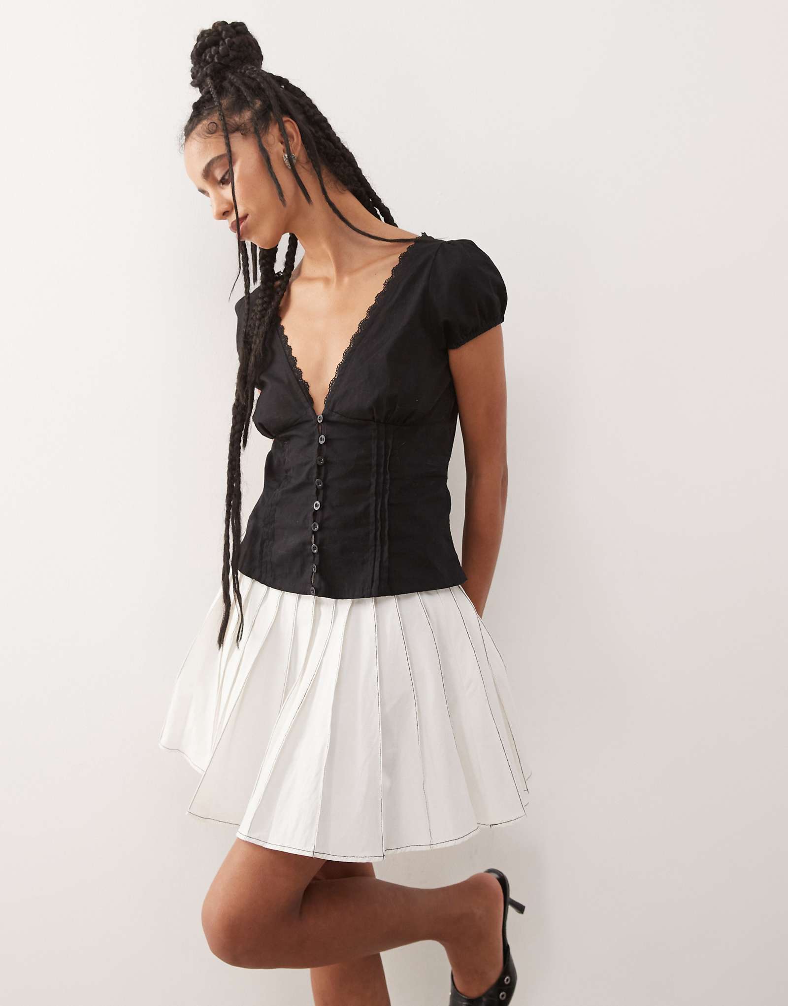 Amy Lynn Ziggy contrast pleated mini skirt in white 11190₽