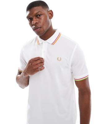 Белая рубашка поло Fred Perry performance tennis с двойным воротником и коротким рукавом белого цвета