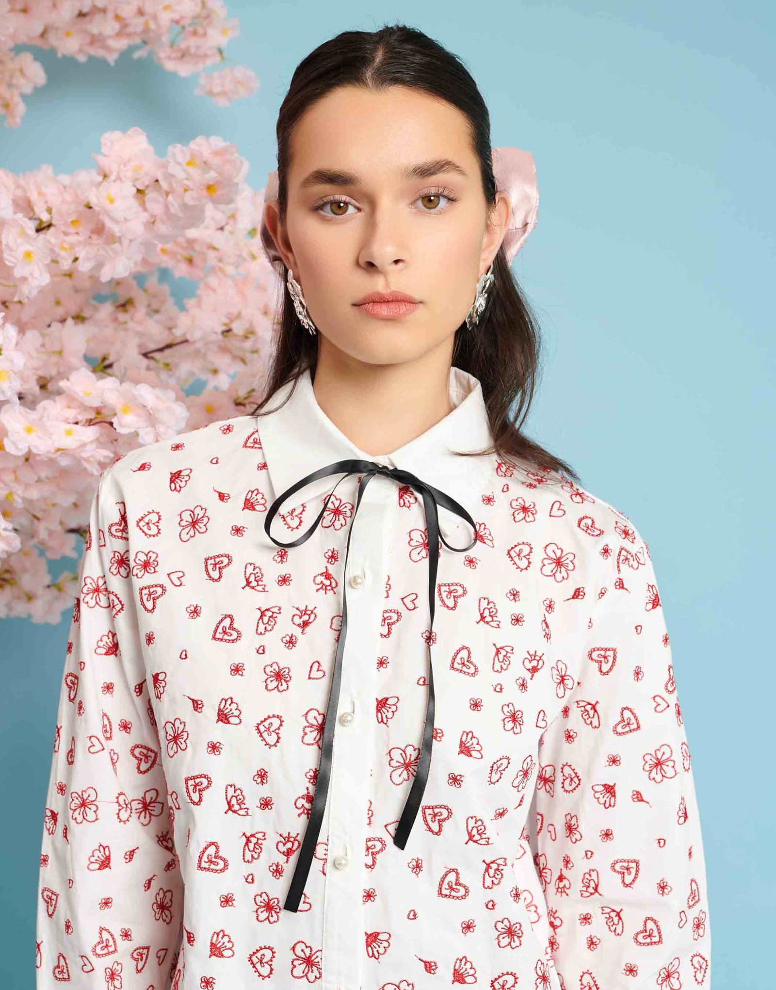 Рубашка сестры Джейн с вышивкой в виде сердца и цветка цвета слоновой кости 23690₽