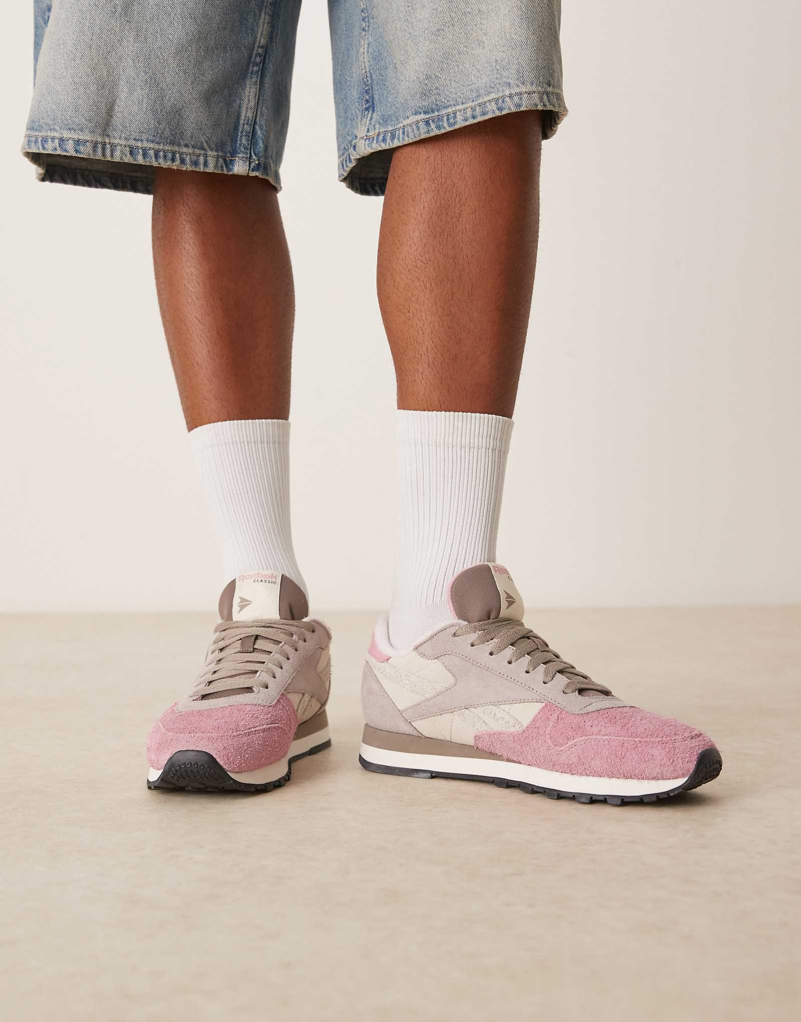 Reebok Classic leather sneakers in pink and gray 17090₽