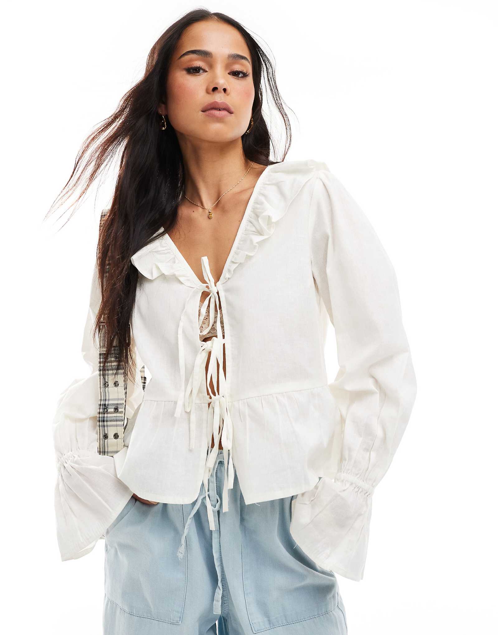 Wednesdays Girl collar detail blouse in cream 6290₽