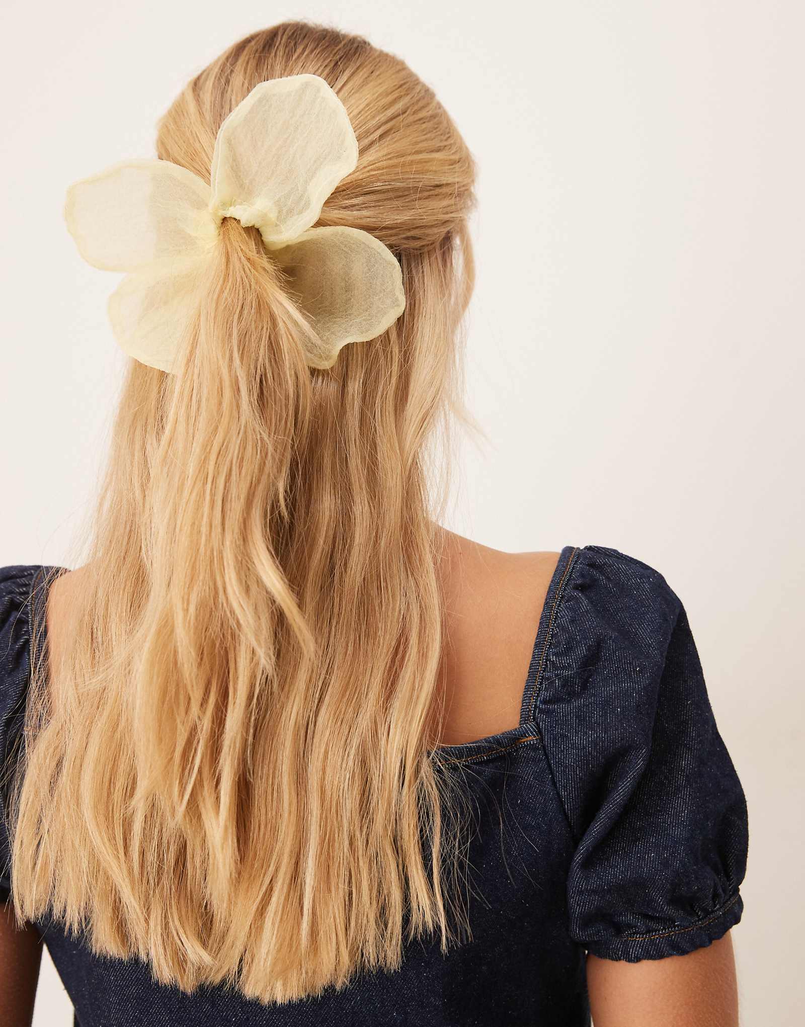 Sui Ava buttercup floral hair scrunchie in yellow 2090₽