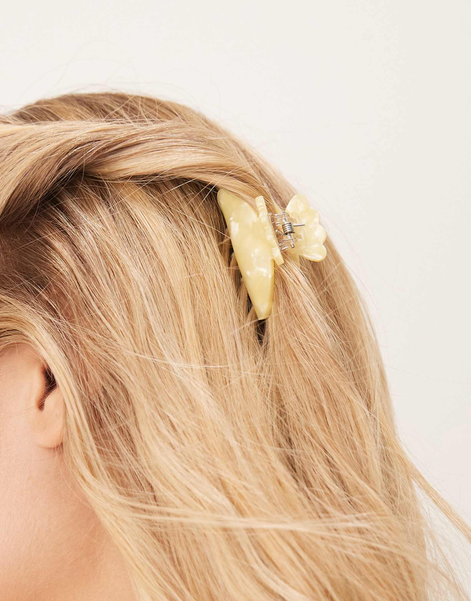 Sui Ava Helle mini marble hair claw in pastel yellow 2090₽