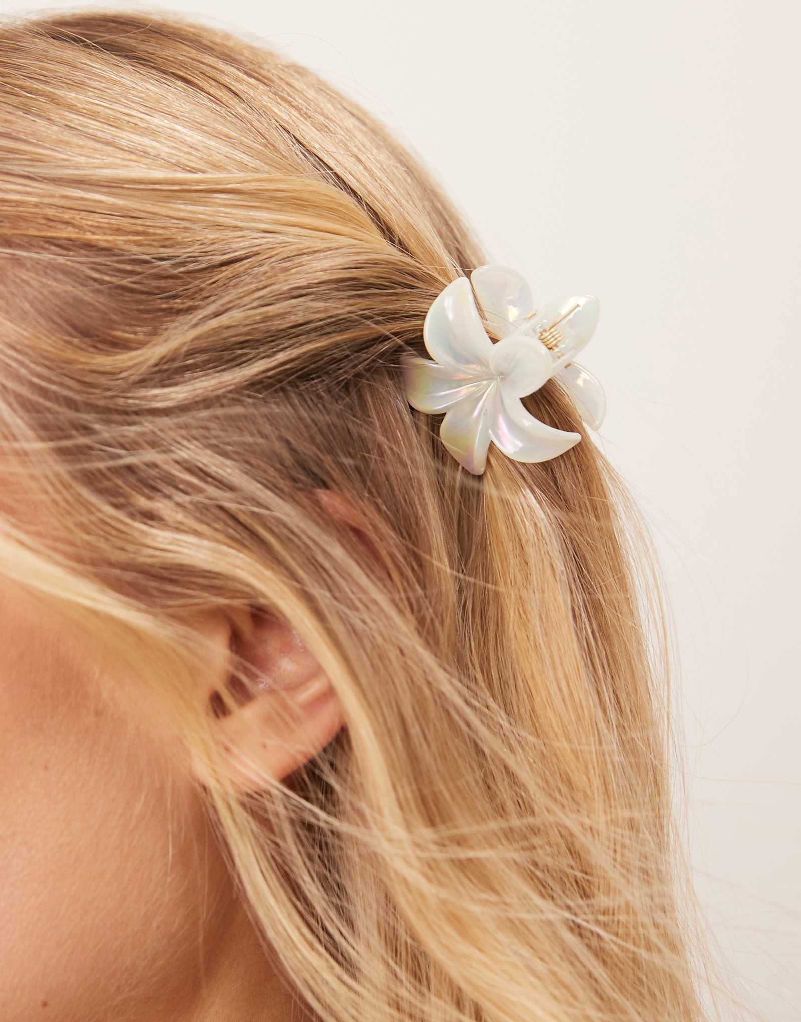 Sui Ava Plumeria metallic flower mini hair claw in white