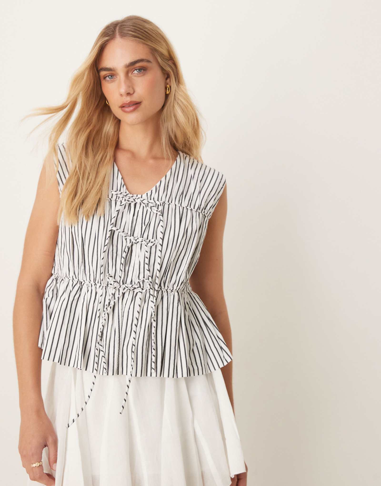 YAS sleeveless tie front poplin top in black and white stripe 8890₽