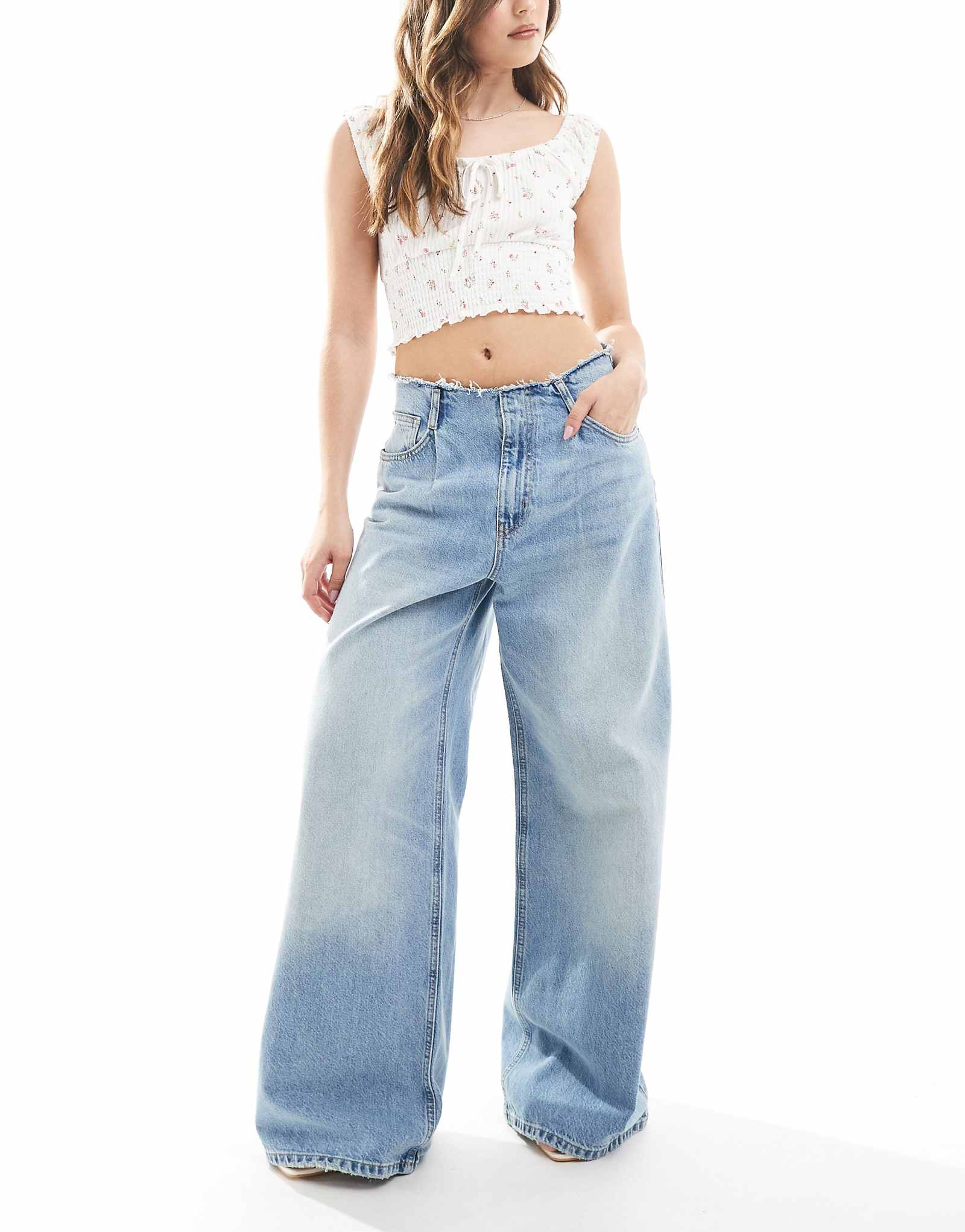 Pull-Bear wide leg jeans with raw waistband in medium blue 6790₽
