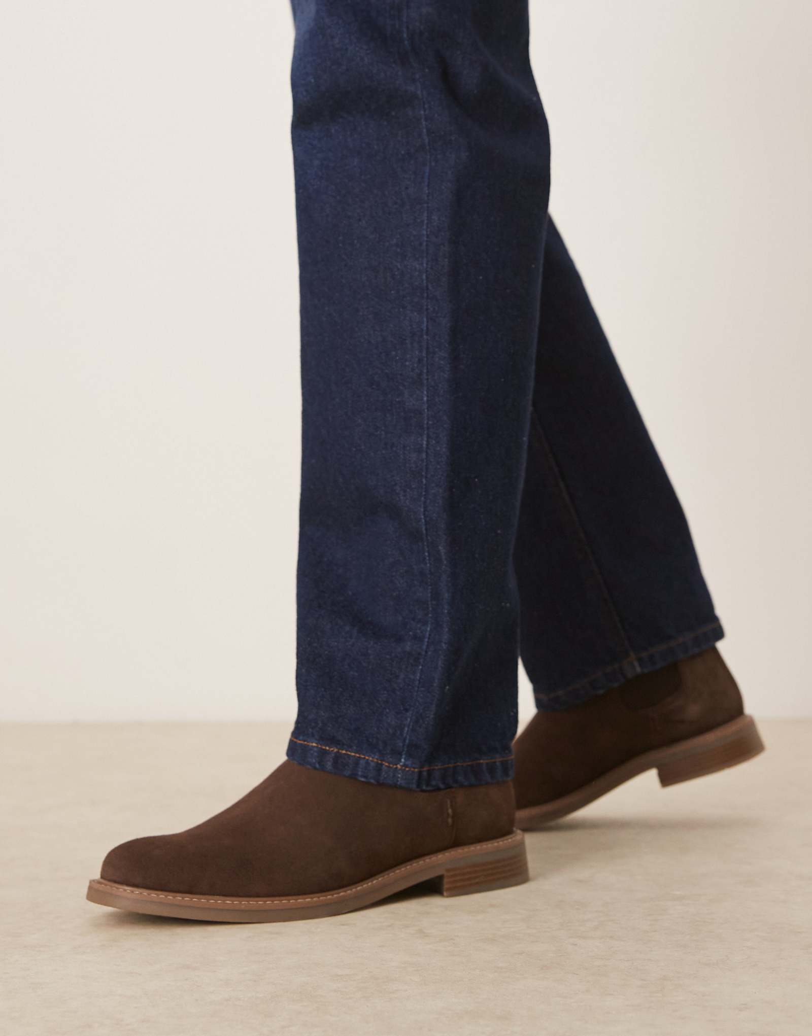 ASOS DESIGN chelsea boots in brown suede with natural sole 10690₽