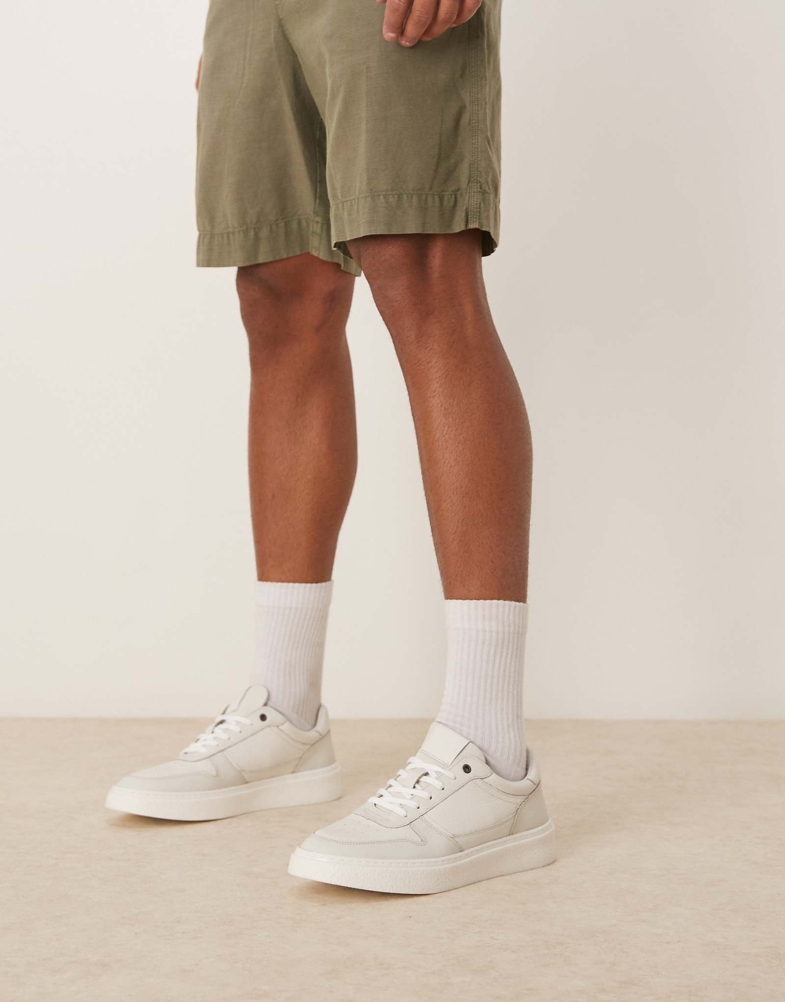 ASOS DESIGN white sneakers in leather 13290₽