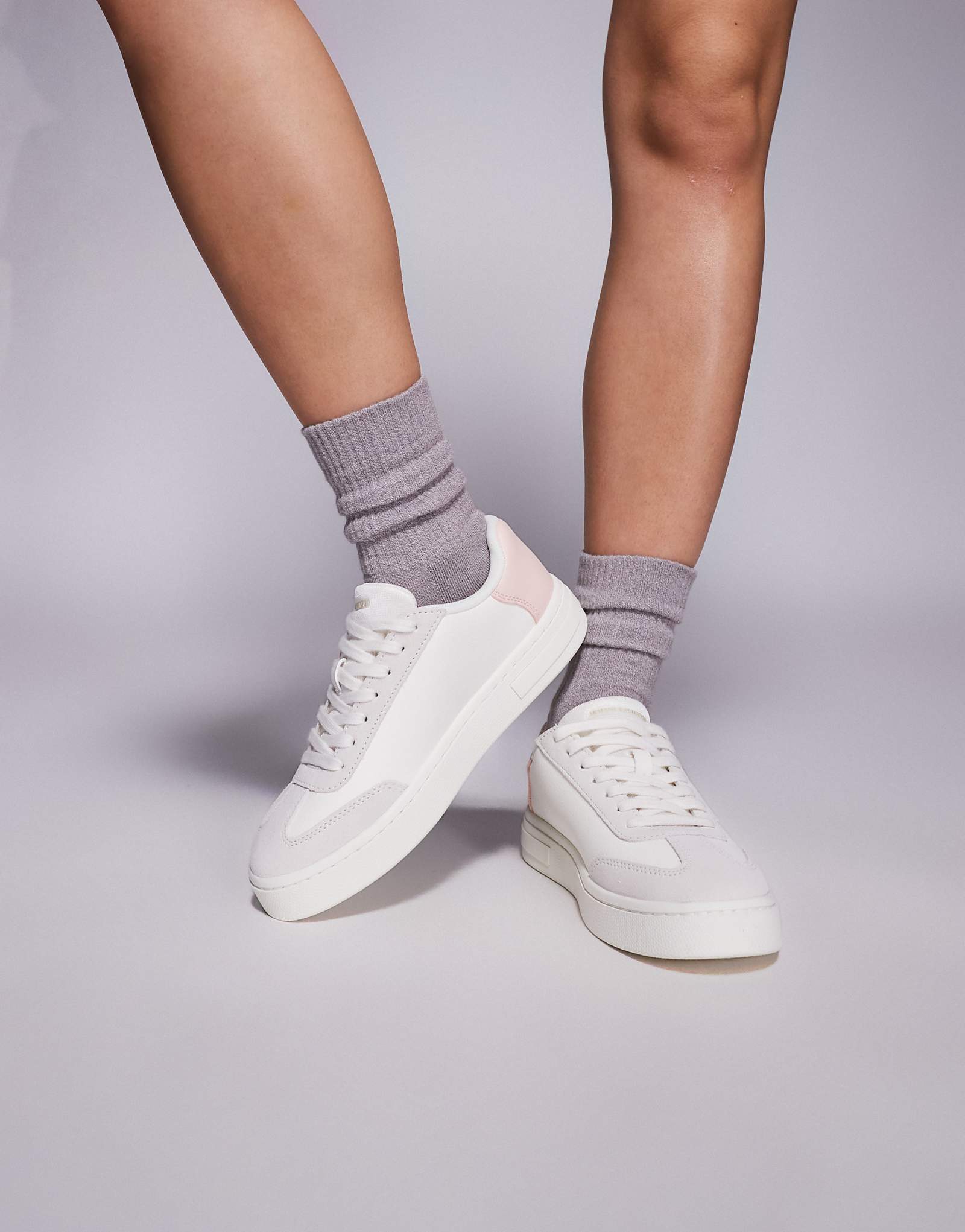 Armani Exchange logo sneakers in off white and pink 25990₽