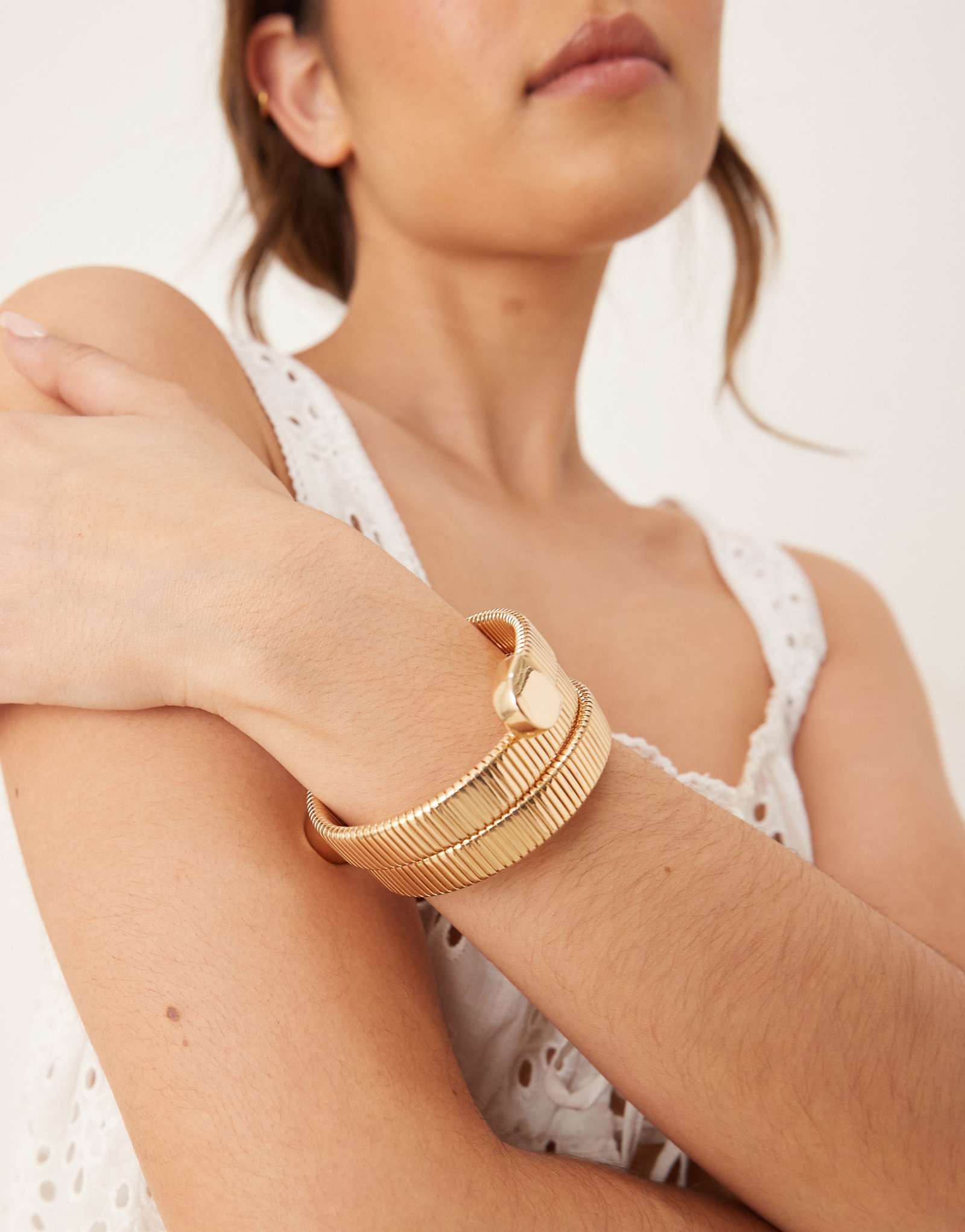 Accessorize wrapped bangle in gold 3990₽