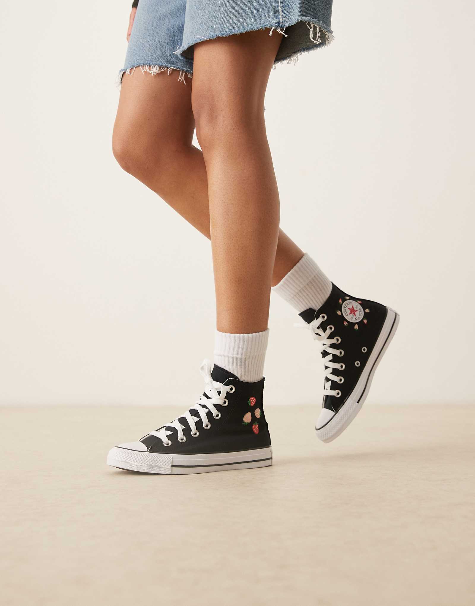 Converse Chuck Taylor All Star Lift sneakers in black with strawberry details 9990₽