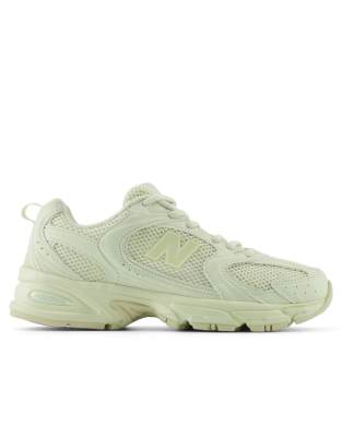 Женские кроссовки New Balance 530 кремового цвета